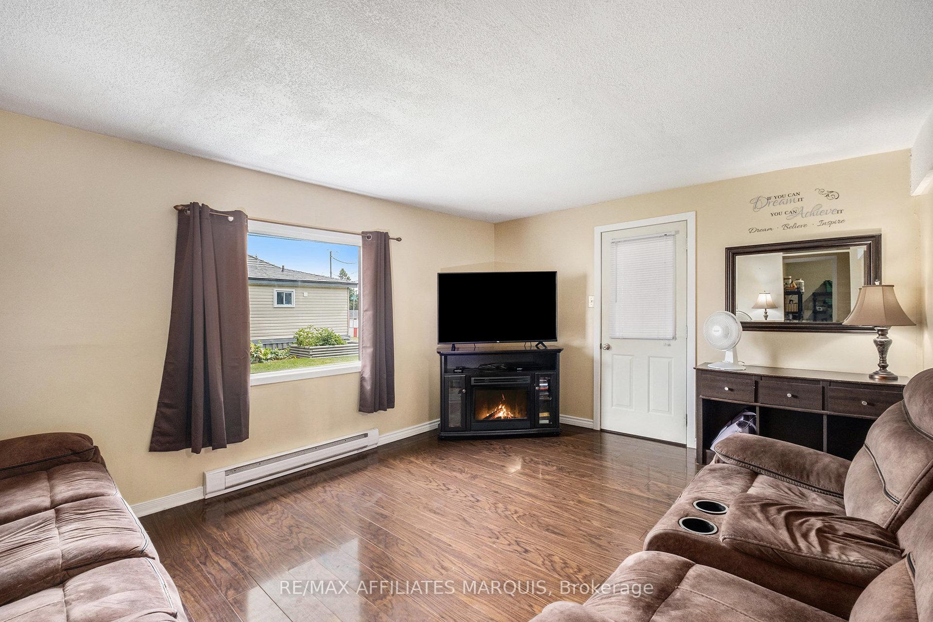 Photo 5 of 28 5th Street, Smiths Falls — HOMEH