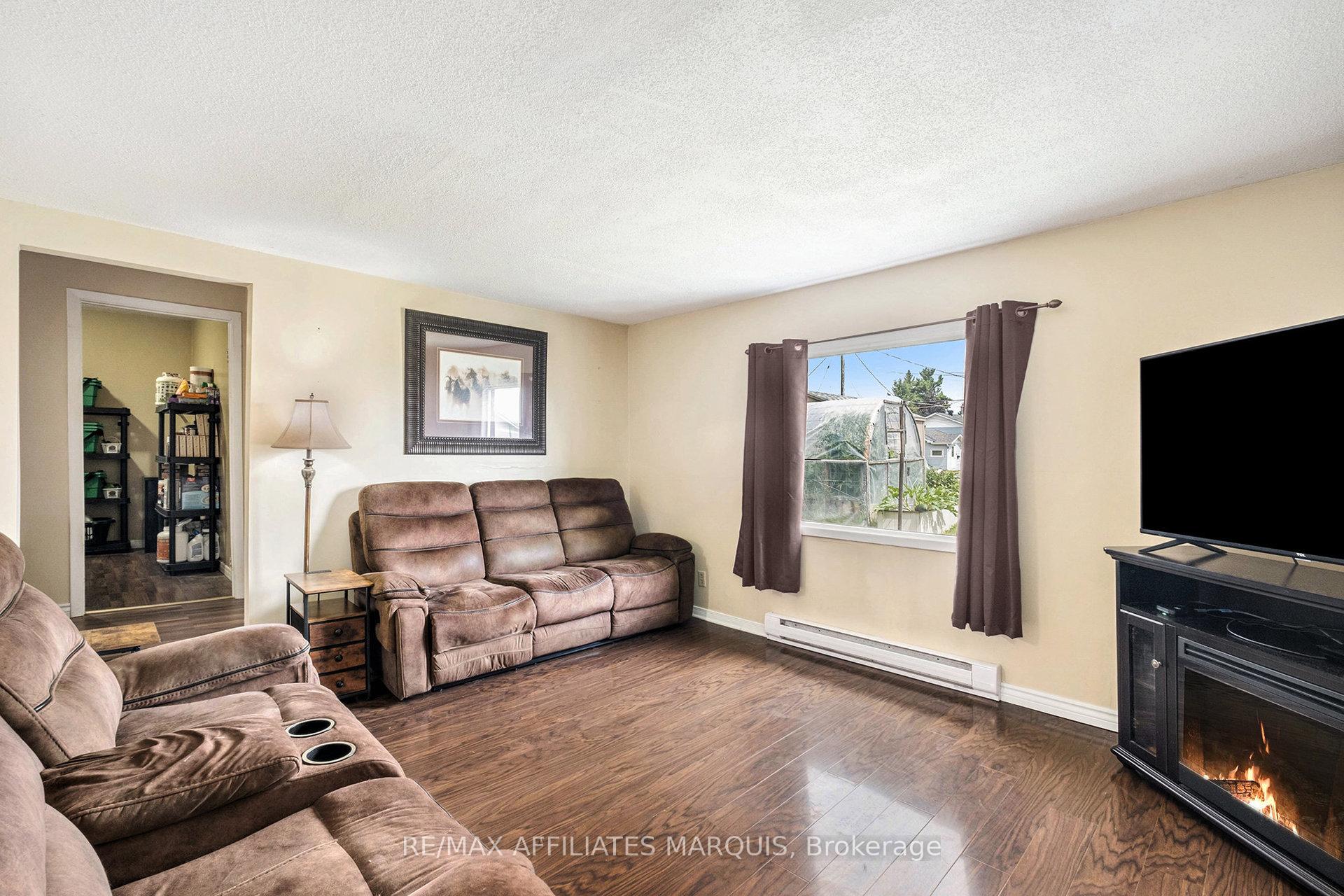 Photo 6 of 28 5th Street, Smiths Falls — HOMEH