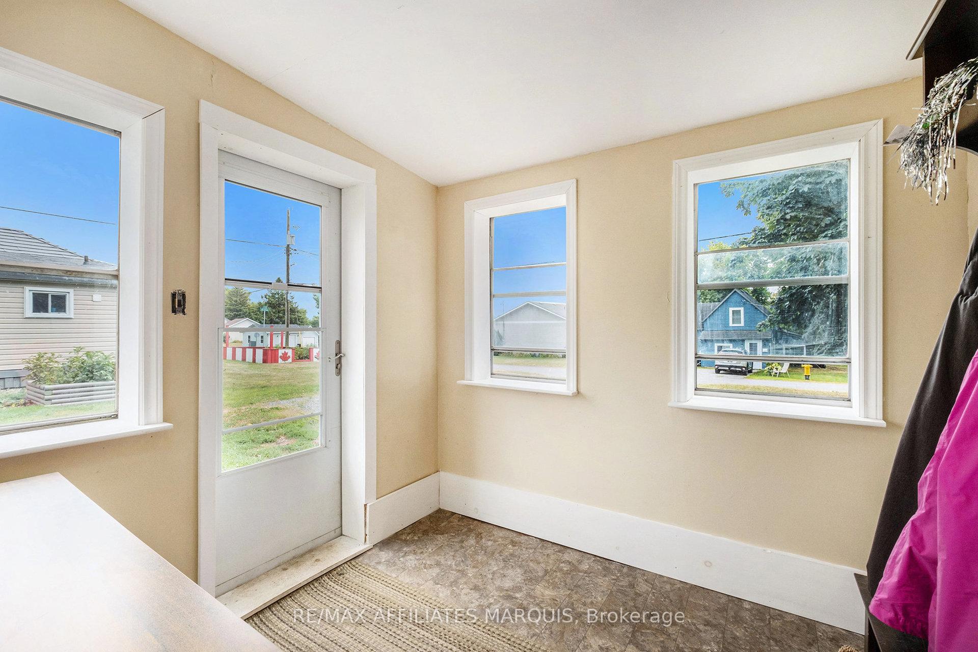 Photo 13 of 28 5th Street, Smiths Falls — HOMEH