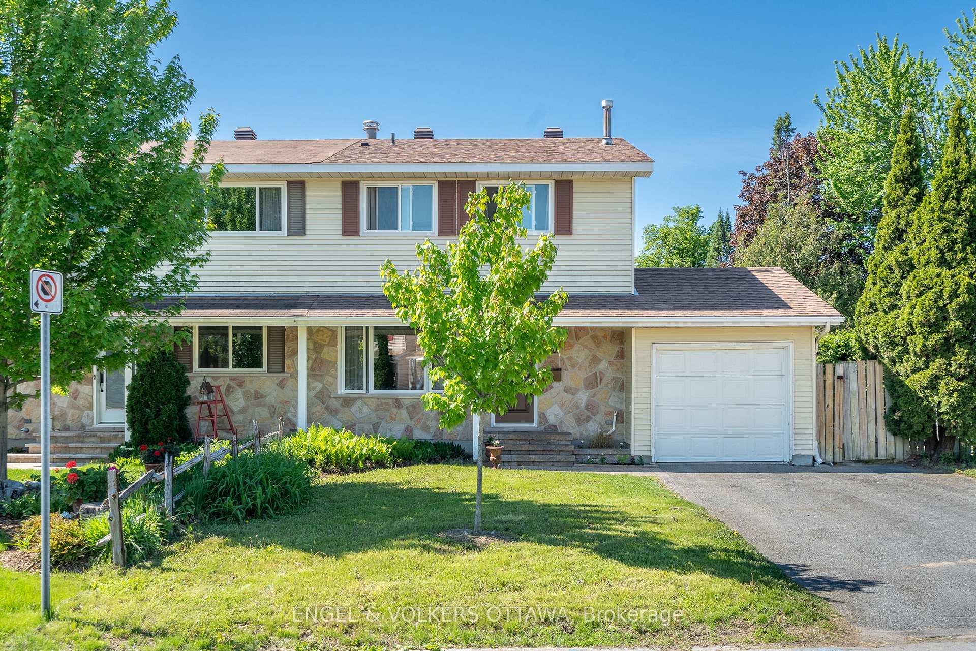 Photo 3 of 96 Craig Henry Drive, Ottawa, Craig Henry/Woodvale — HOMEH