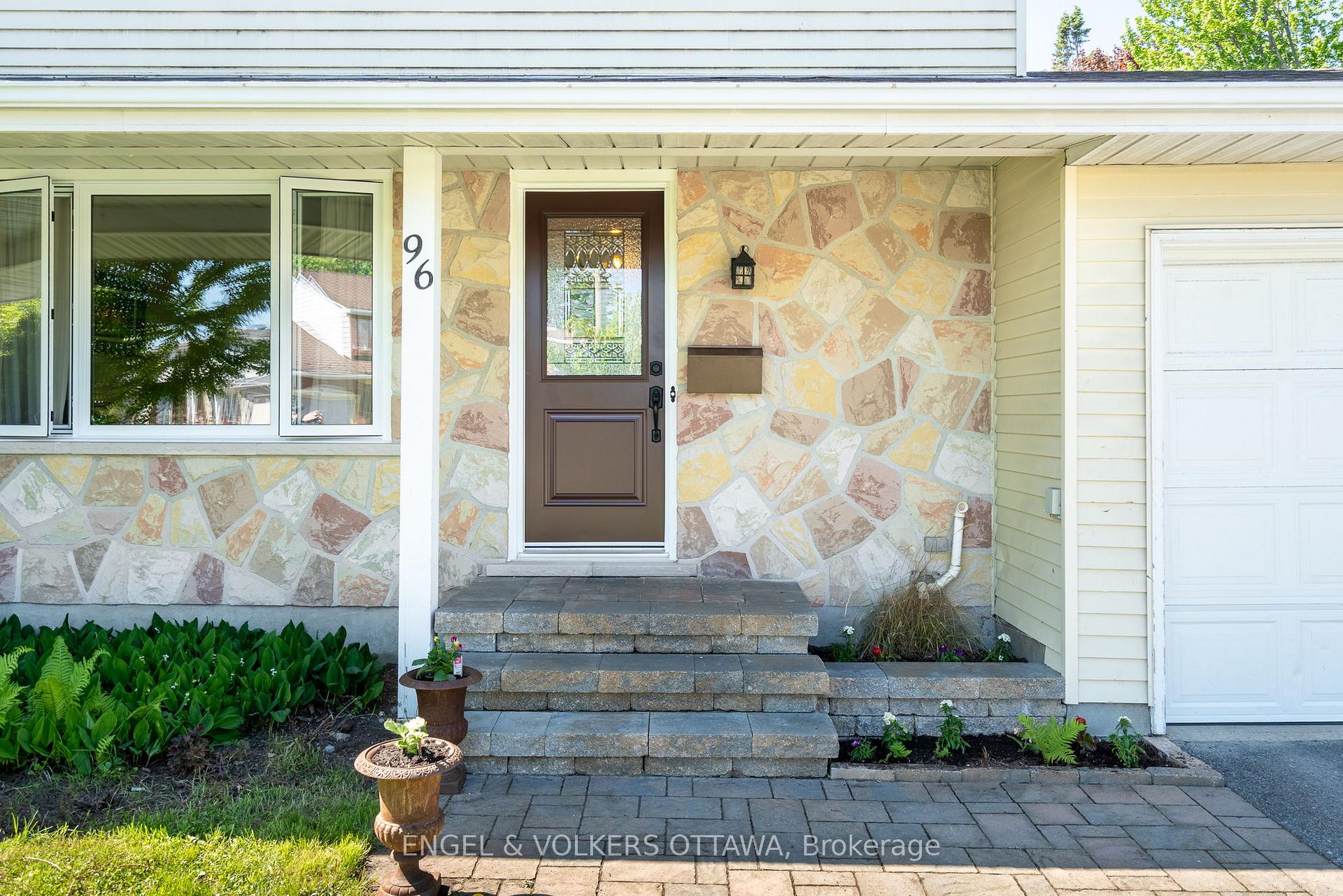 Photo 4 of 96 Craig Henry Drive, Ottawa, Craig Henry/Woodvale — HOMEH