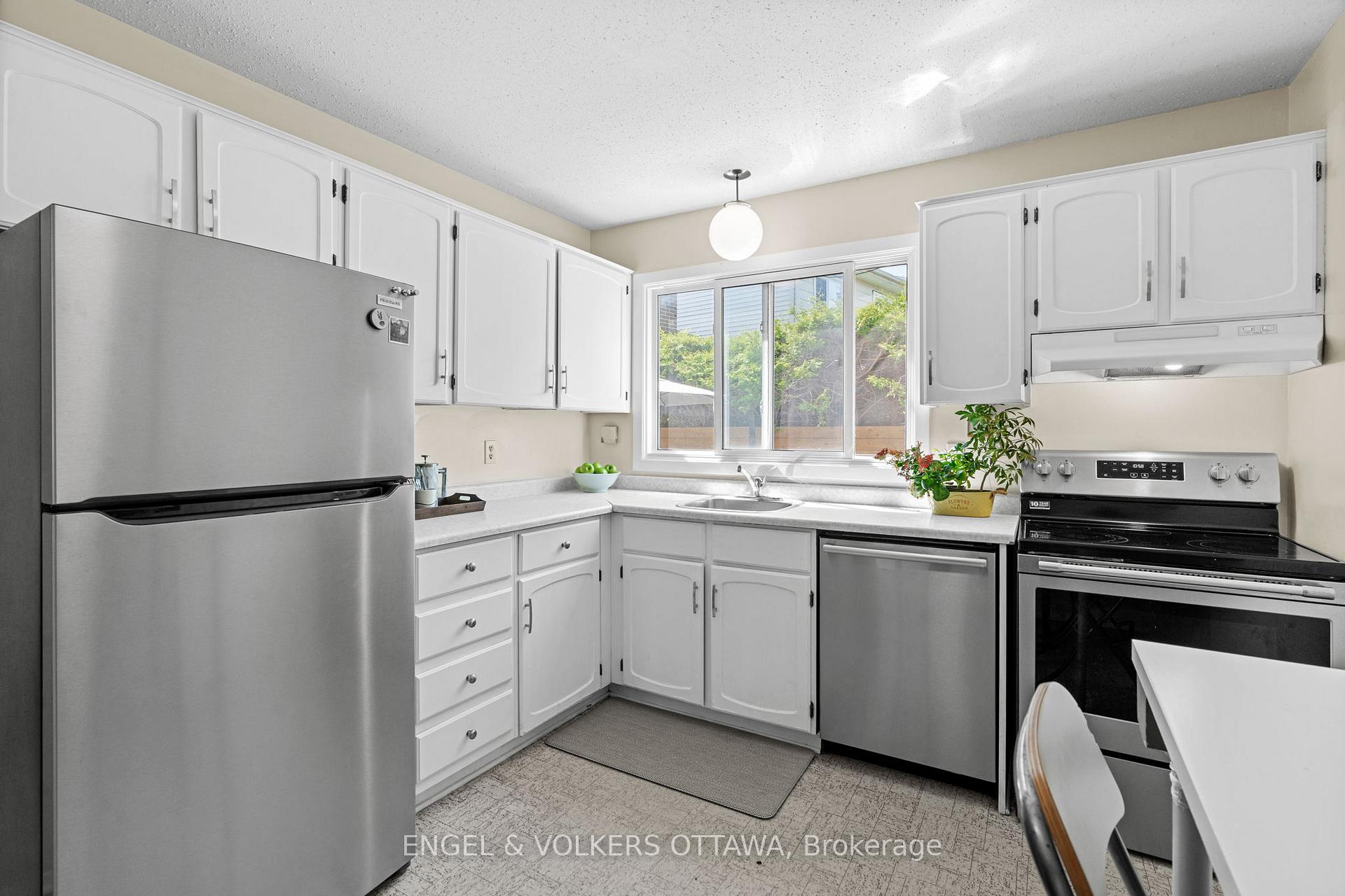 Photo 16 of 96 Craig Henry Drive, Ottawa, Craig Henry/Woodvale — HOMEH