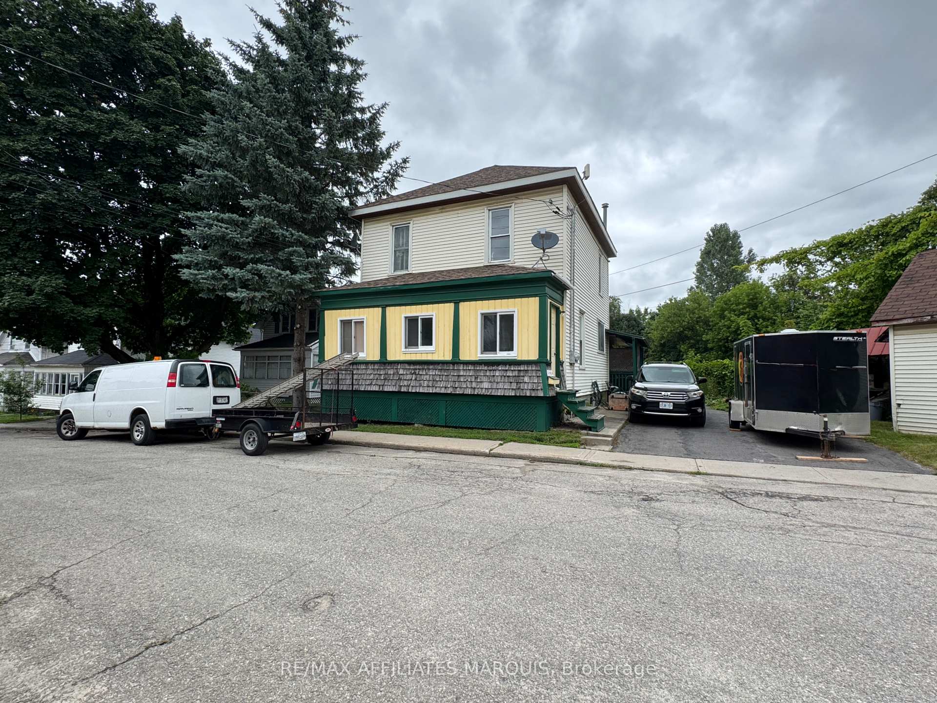 Photo 2 of 12 Helen Street, Smiths Falls — HOMEH