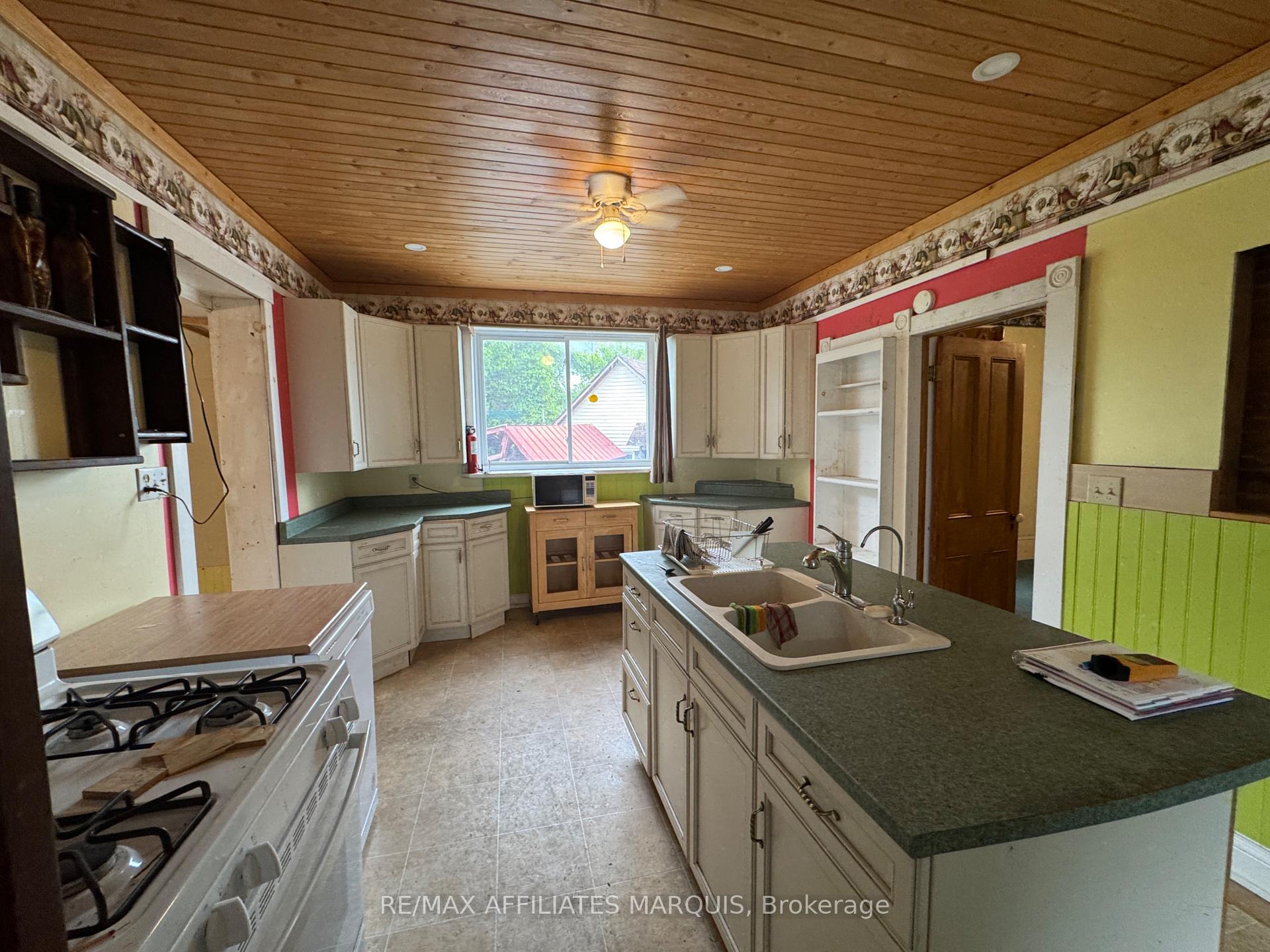 Photo 14 of 12 Helen Street, Smiths Falls — HOMEH