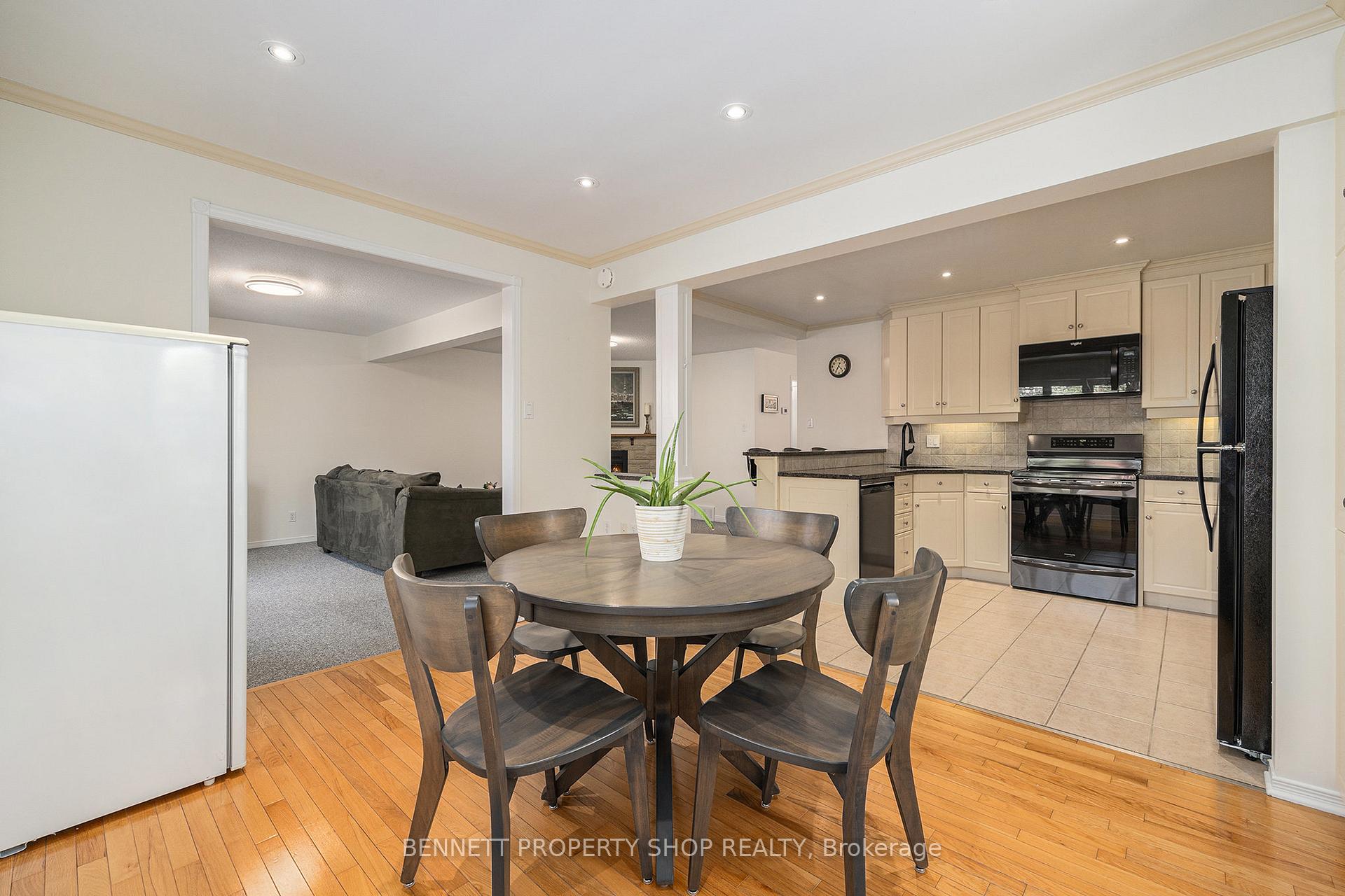 Photo 5 of 37 Ivylea Street, Ottawa, Craig Henry/Woodvale — HOMEH