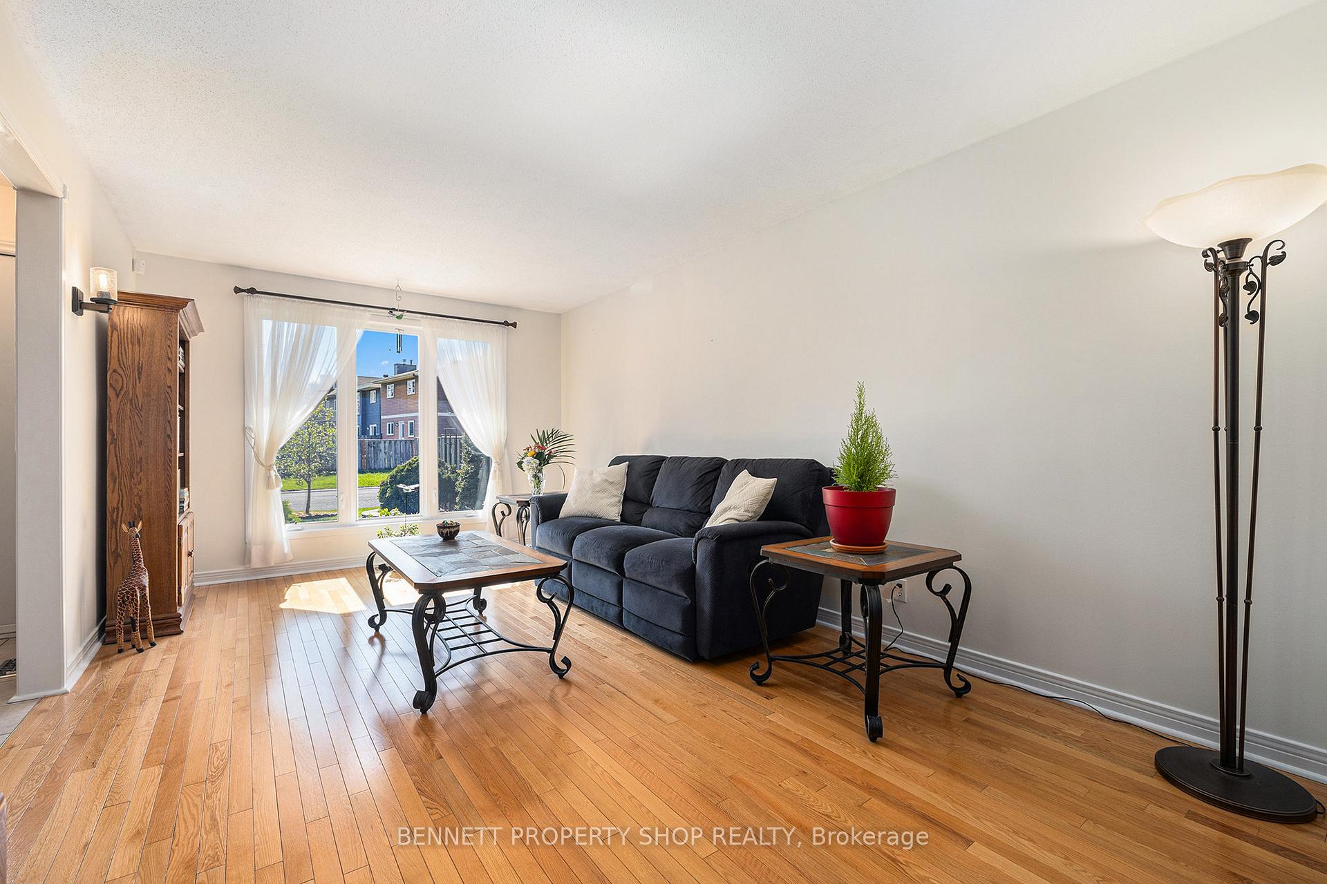 Photo 8 of 37 Ivylea Street, Ottawa, Craig Henry/Woodvale — HOMEH