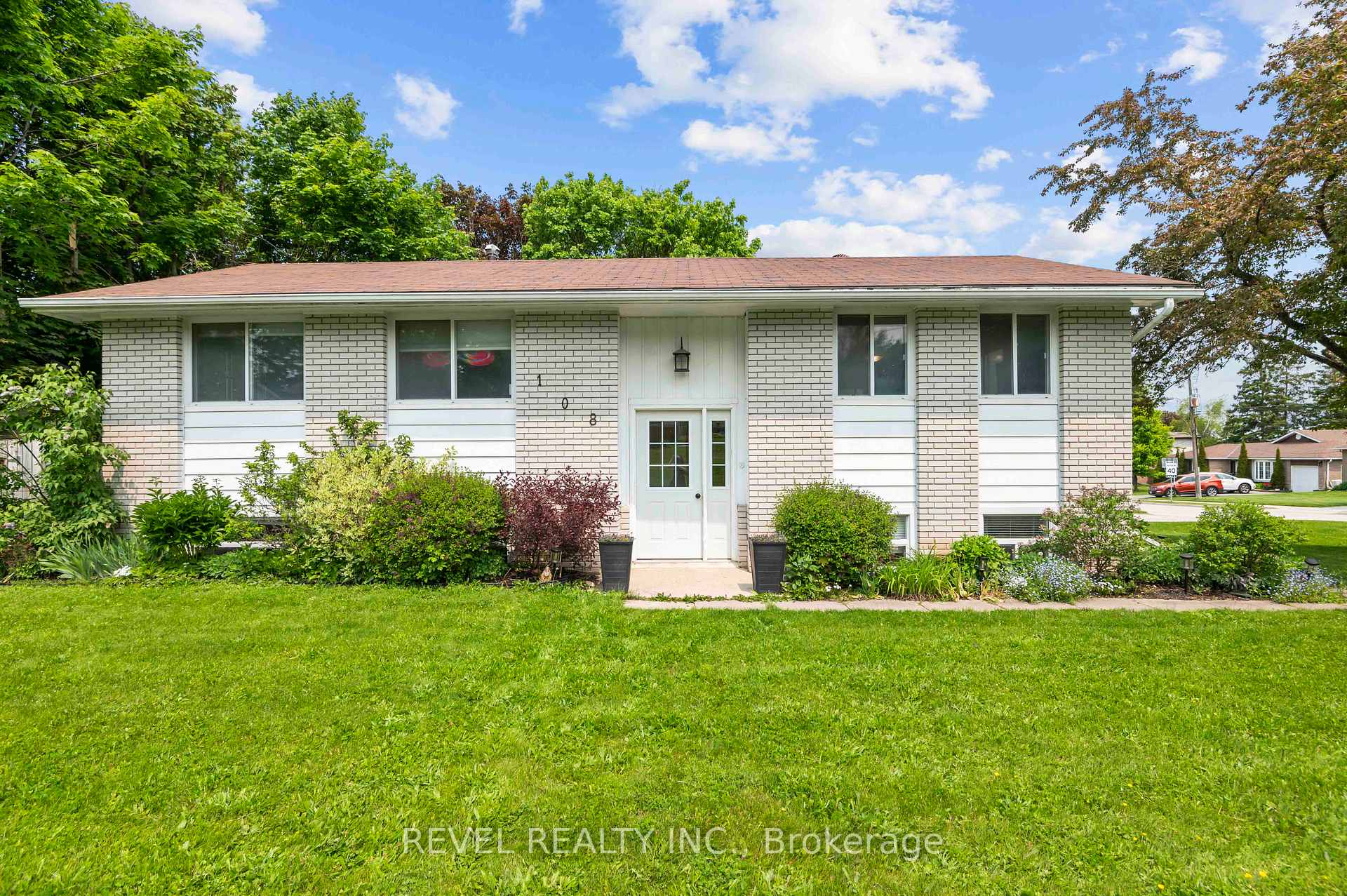 Photo 5 of 108 Jane Street, Shelburne — HOMEH