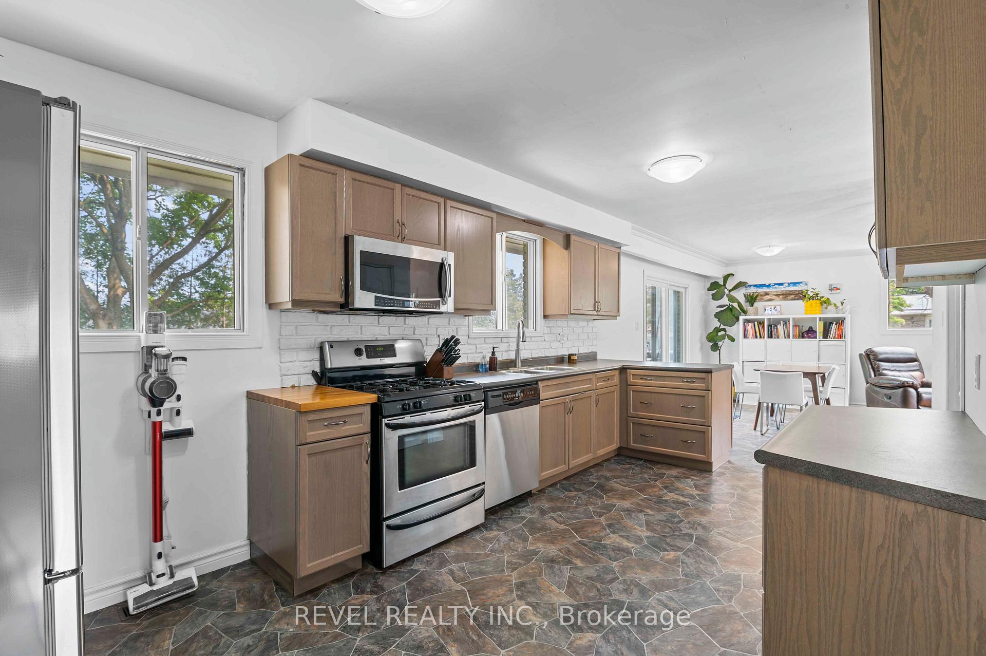 Photo 10 of 108 Jane Street, Shelburne — HOMEH