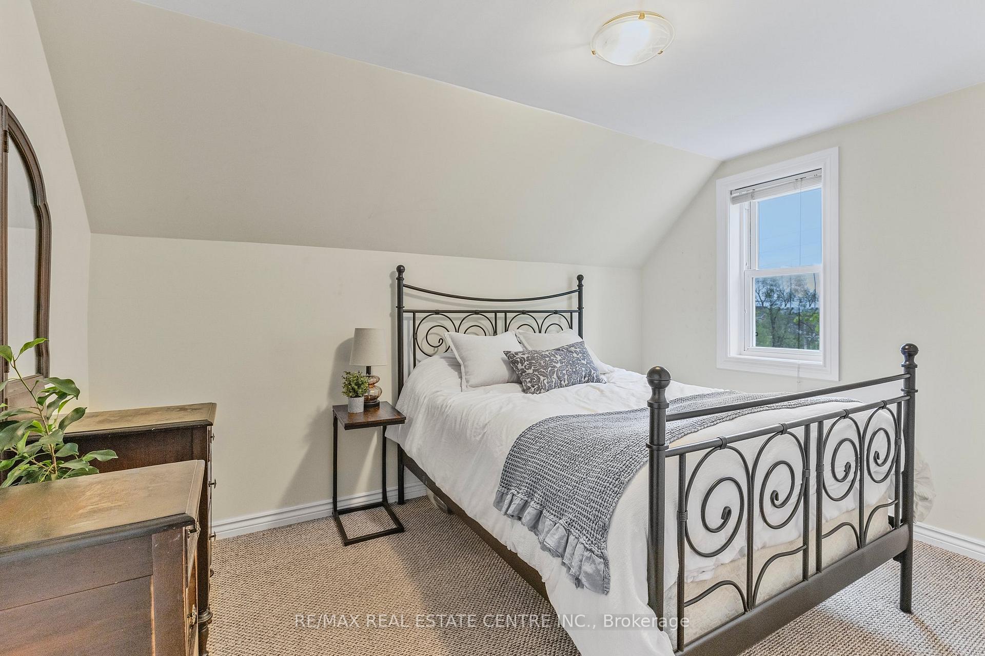 Photo 24 of 129 Dufferin Street, Shelburne — HOMEH