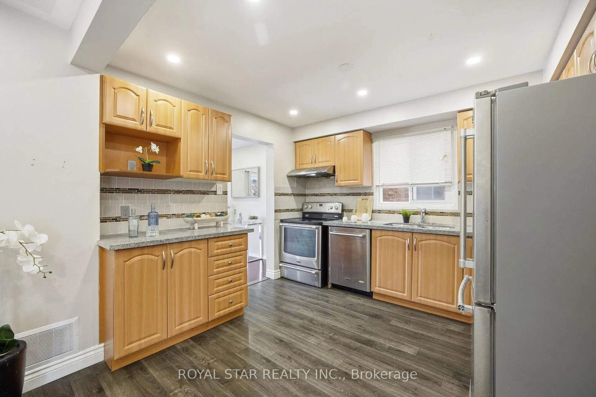 Photo 38 of 137 Ecclestone Drive, Brampton, Brampton West — HOMEH