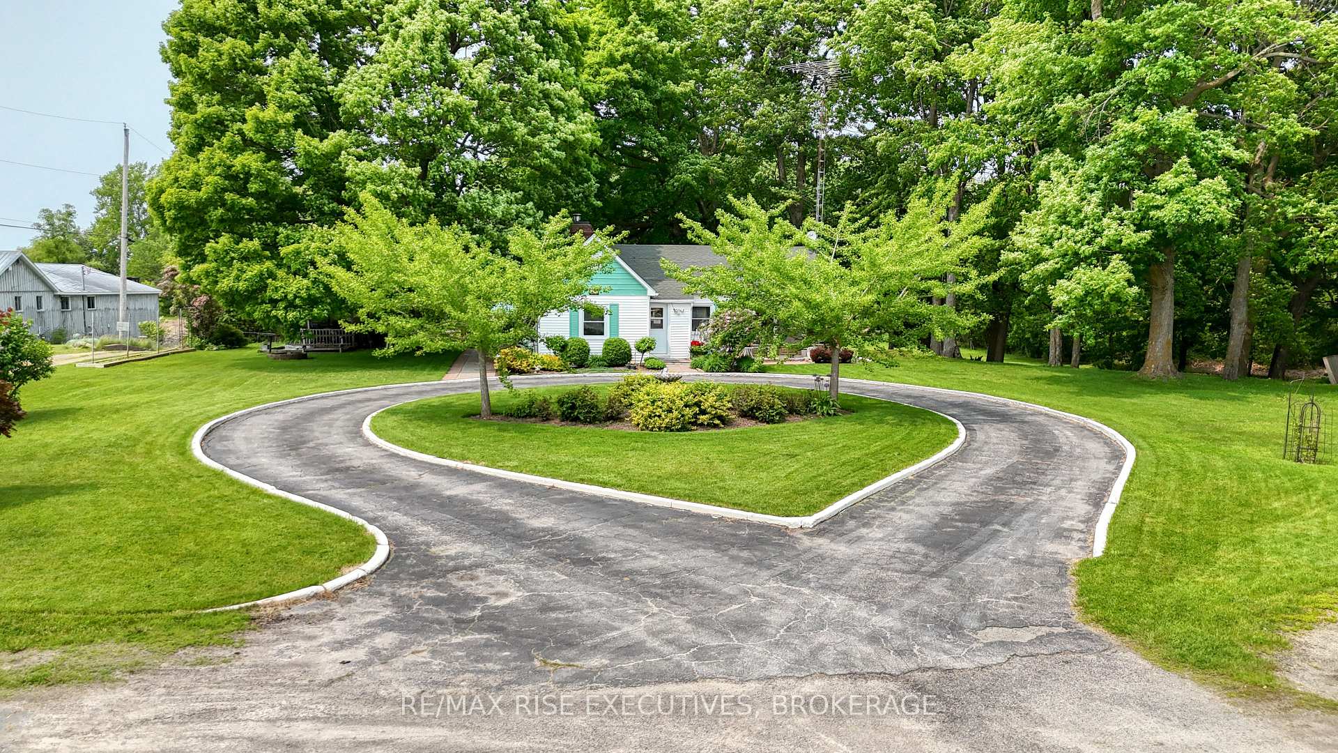 Front of 204 R33 Road N