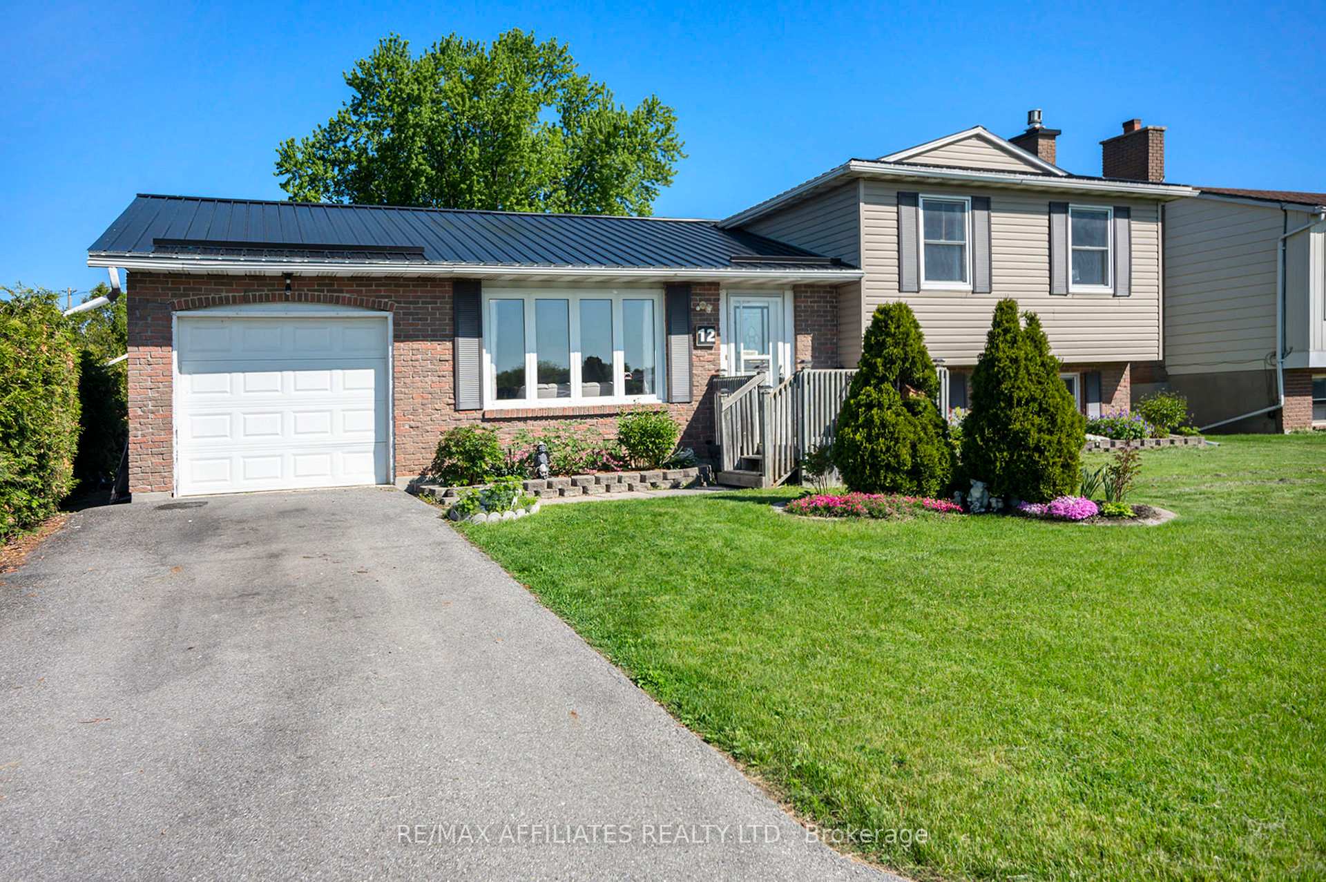 Photo 3 of 12 Ross Street E, Smiths Falls — HOMEH