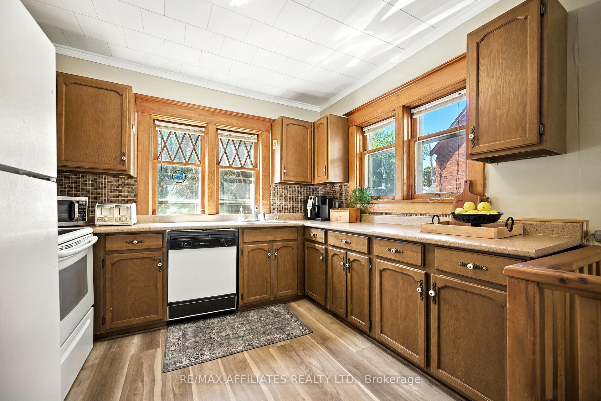 Photo 11 of 88 Main Street E, Smiths Falls — HOMEH