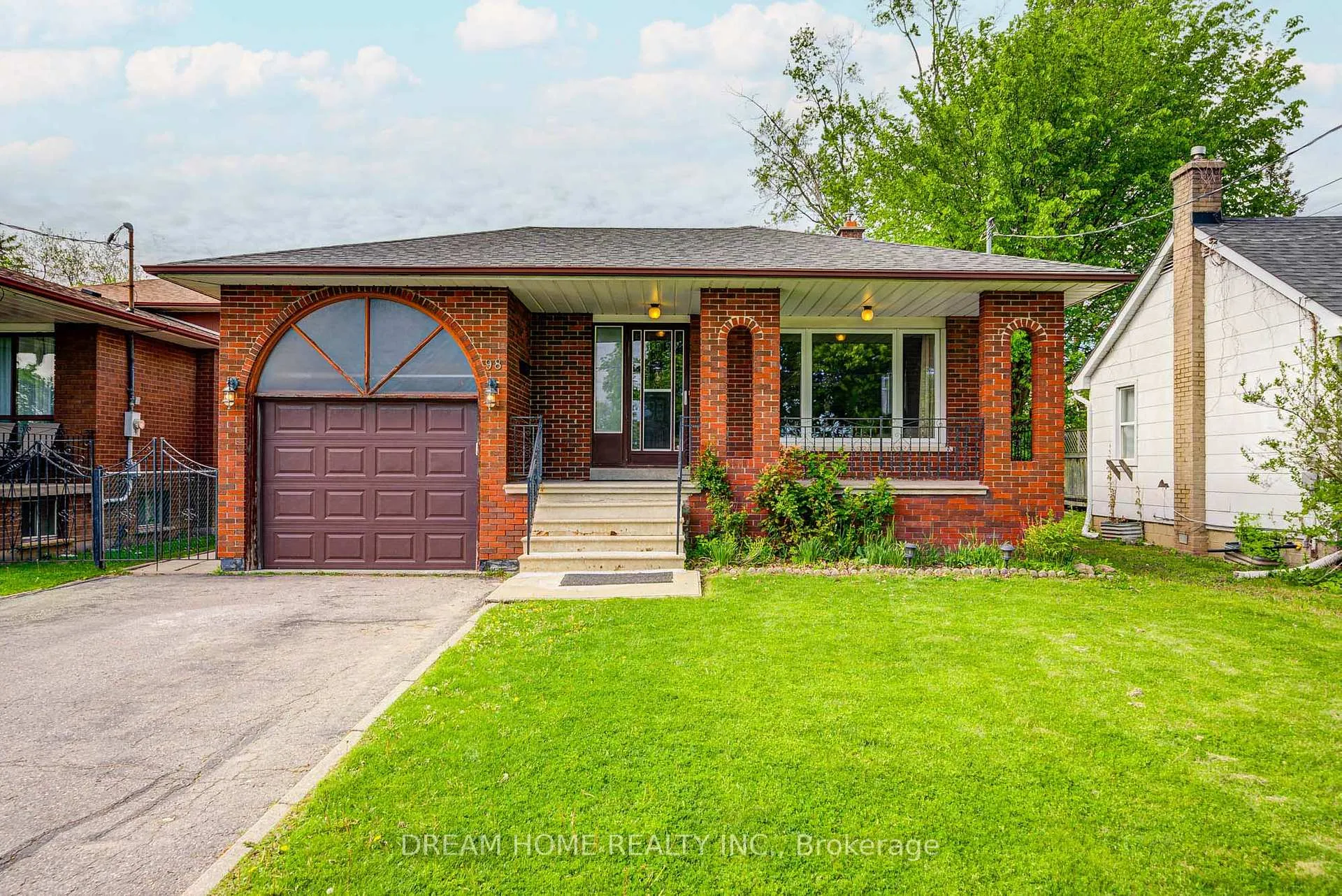 Front of 98 Weldrick Road W