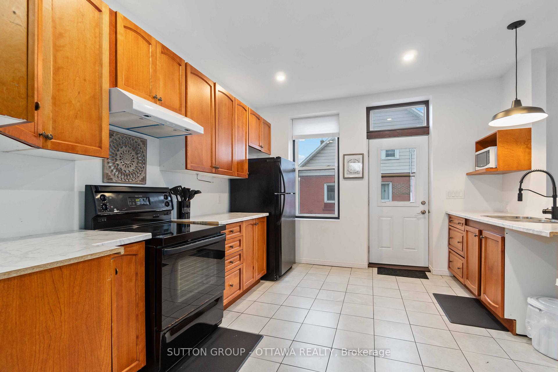Photo 3 of 25 James Street, Smiths Falls — HOMEH