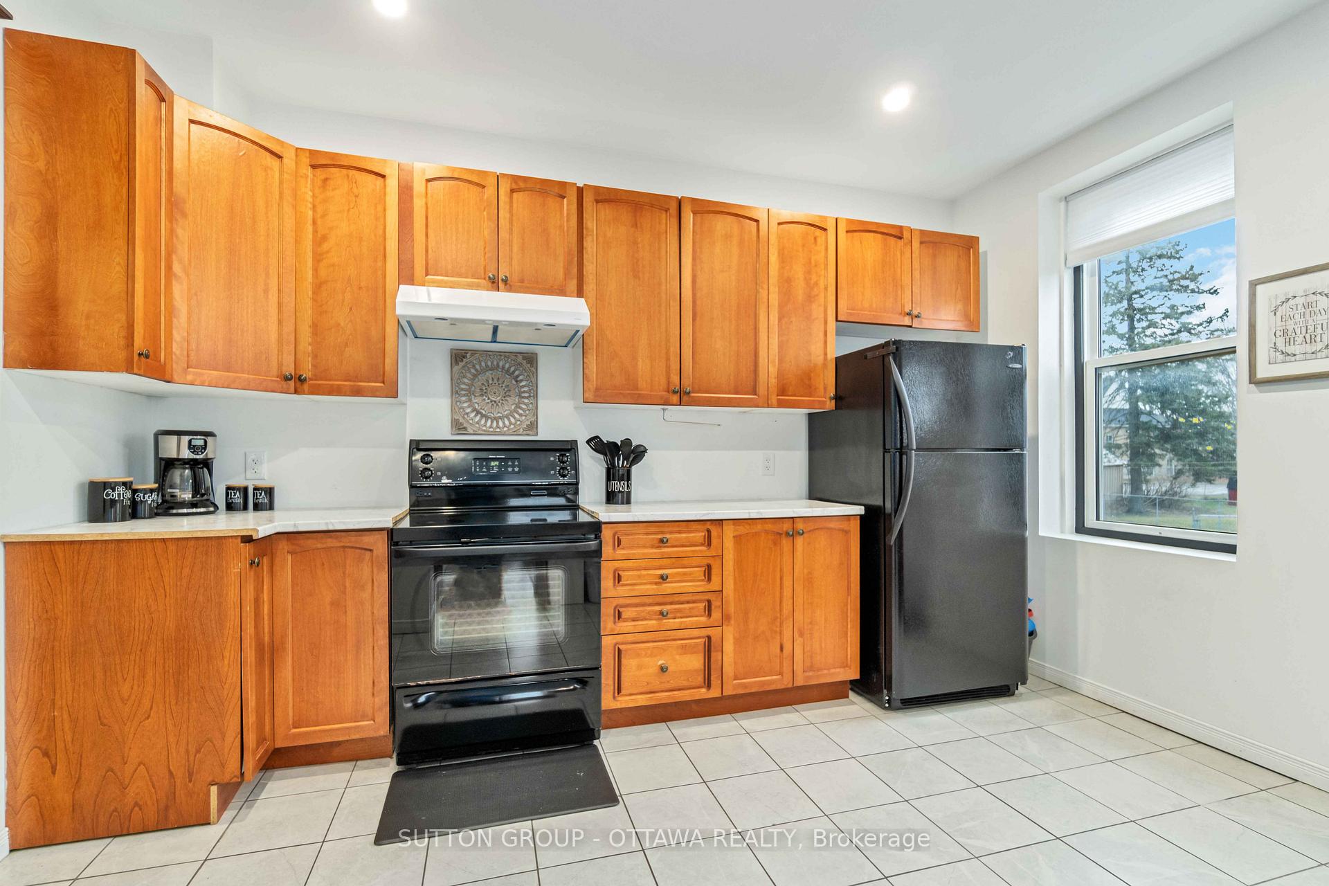 Photo 4 of 25 James Street, Smiths Falls — HOMEH