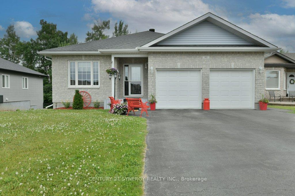 Photo 2 of 42 Code Crescent, Smiths Falls — HOMEH