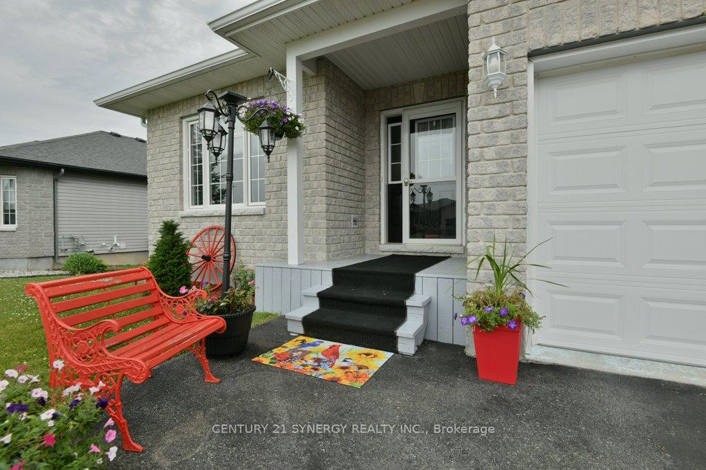 Photo 3 of 42 Code Crescent, Smiths Falls — HOMEH