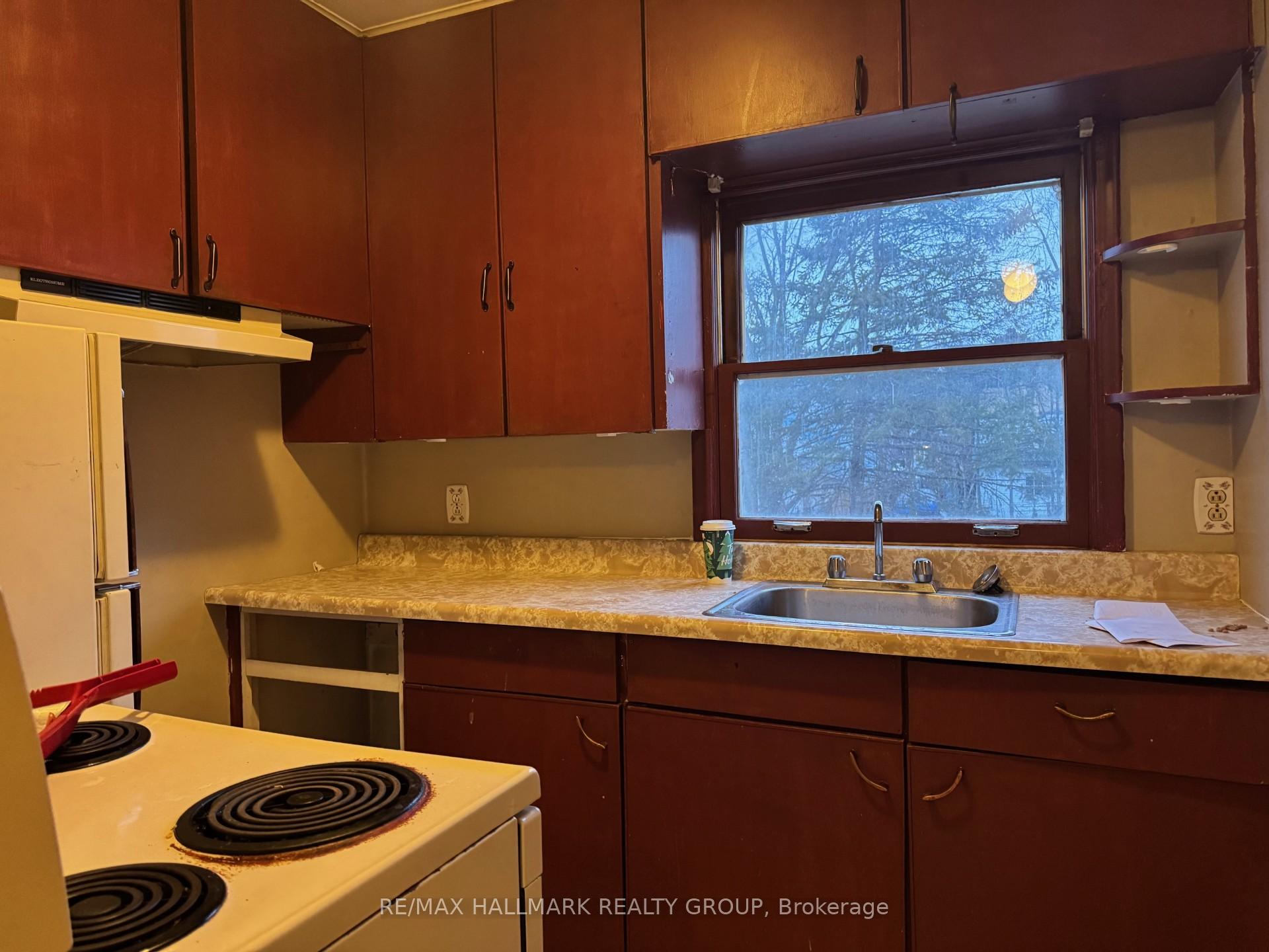 Photo 2 of 32 Thom Street, Smiths Falls — HOMEH