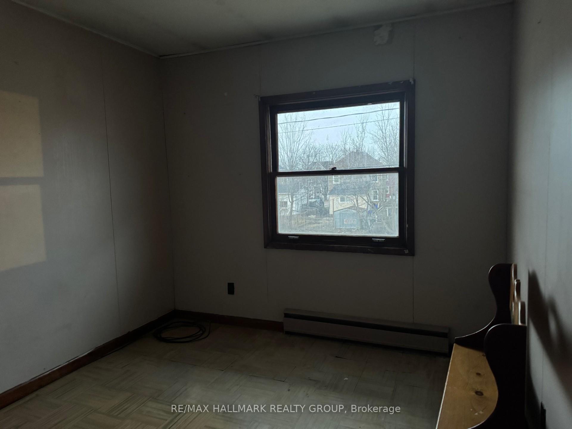 Photo 4 of 32 Thom Street, Smiths Falls — HOMEH