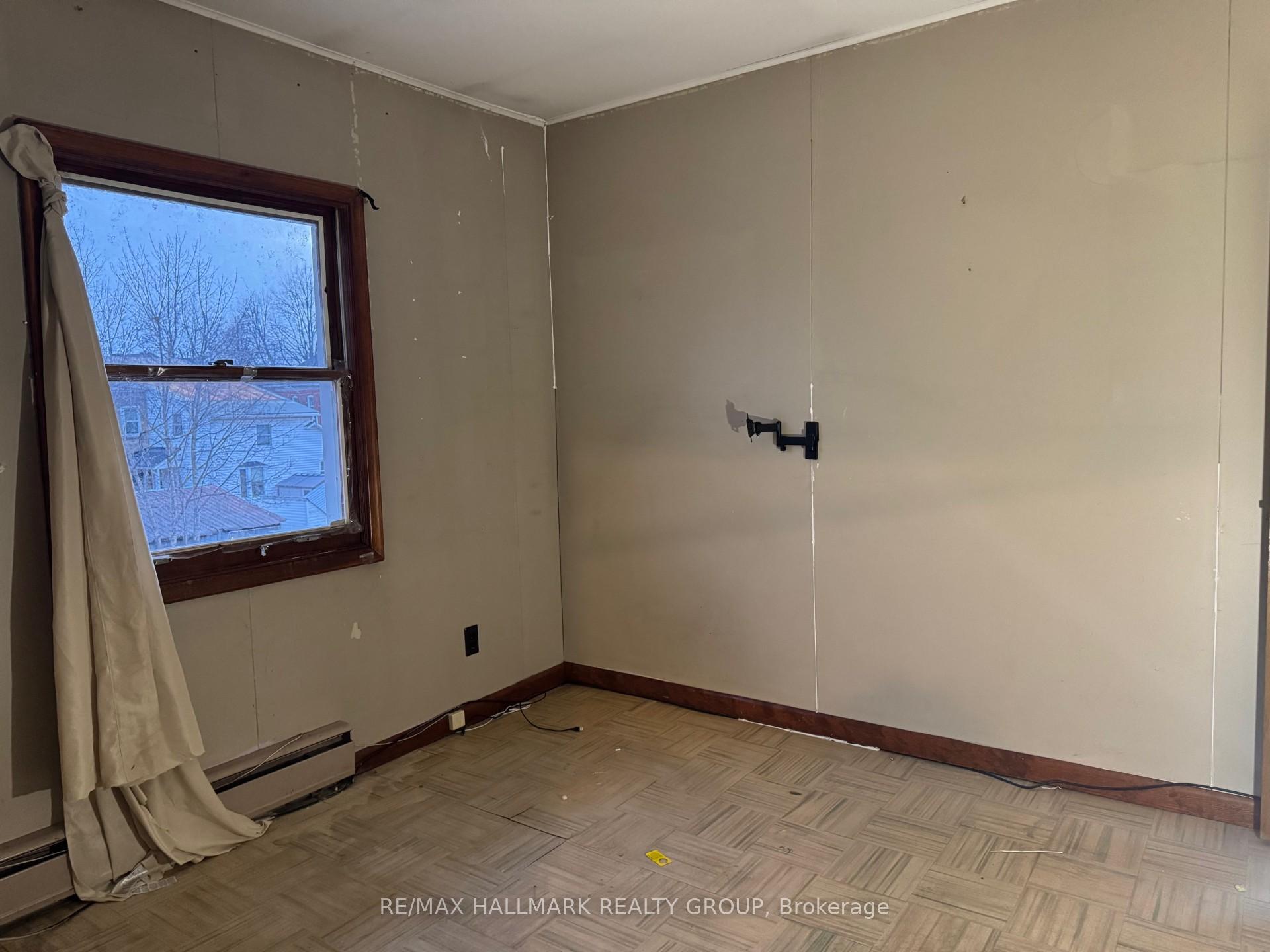 Photo 5 of 32 Thom Street, Smiths Falls — HOMEH