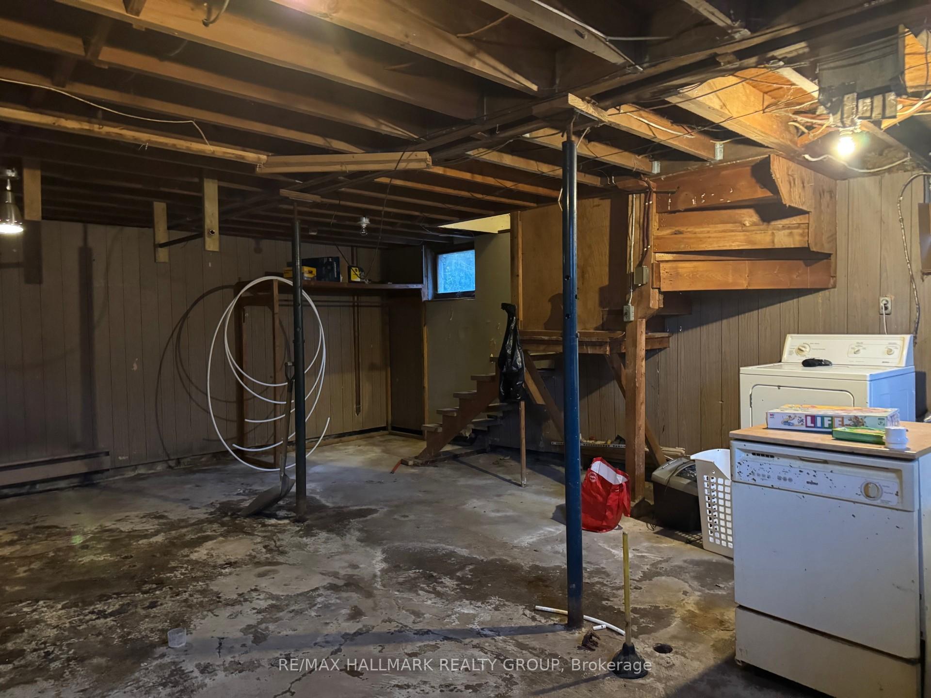 Photo 7 of 32 Thom Street, Smiths Falls — HOMEH