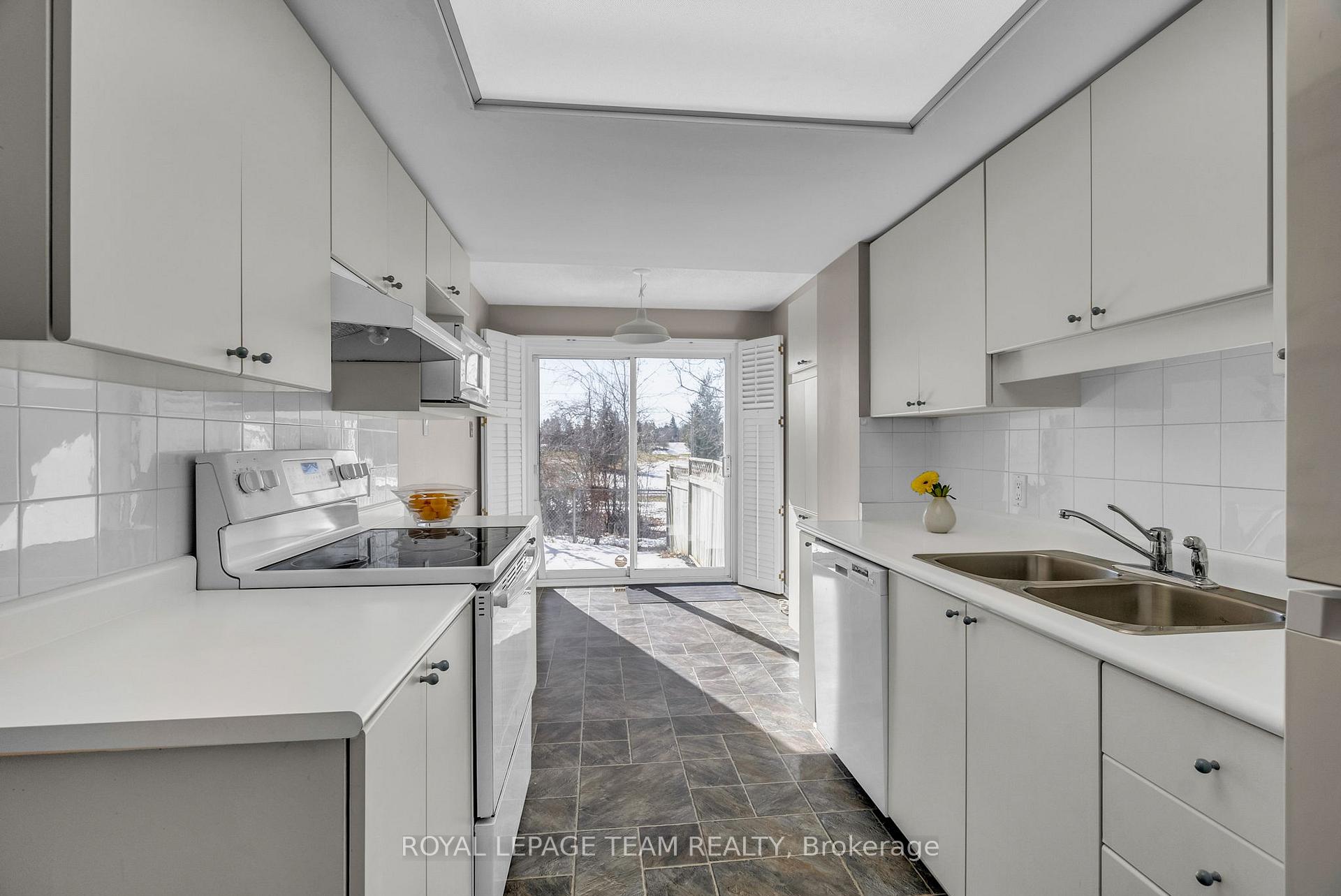 Photo 5 of 64 Westpointe Crescent, Ottawa, Centrepointe — HOMEH