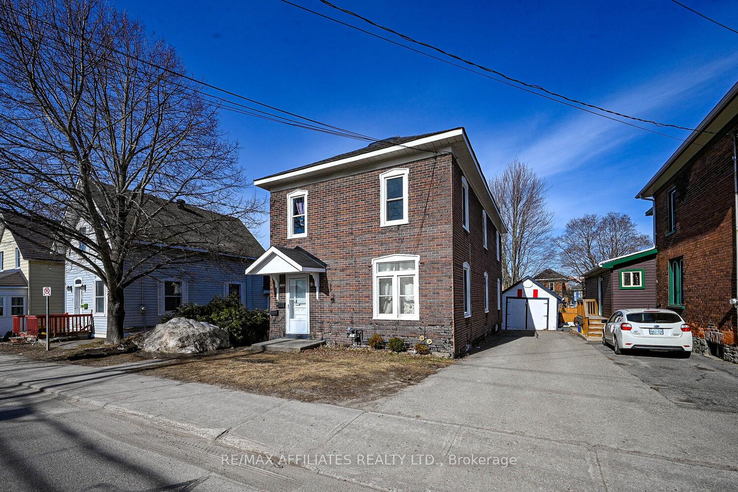 Photo 2 of 160 Chambers Street, Smiths Falls — HOMEH