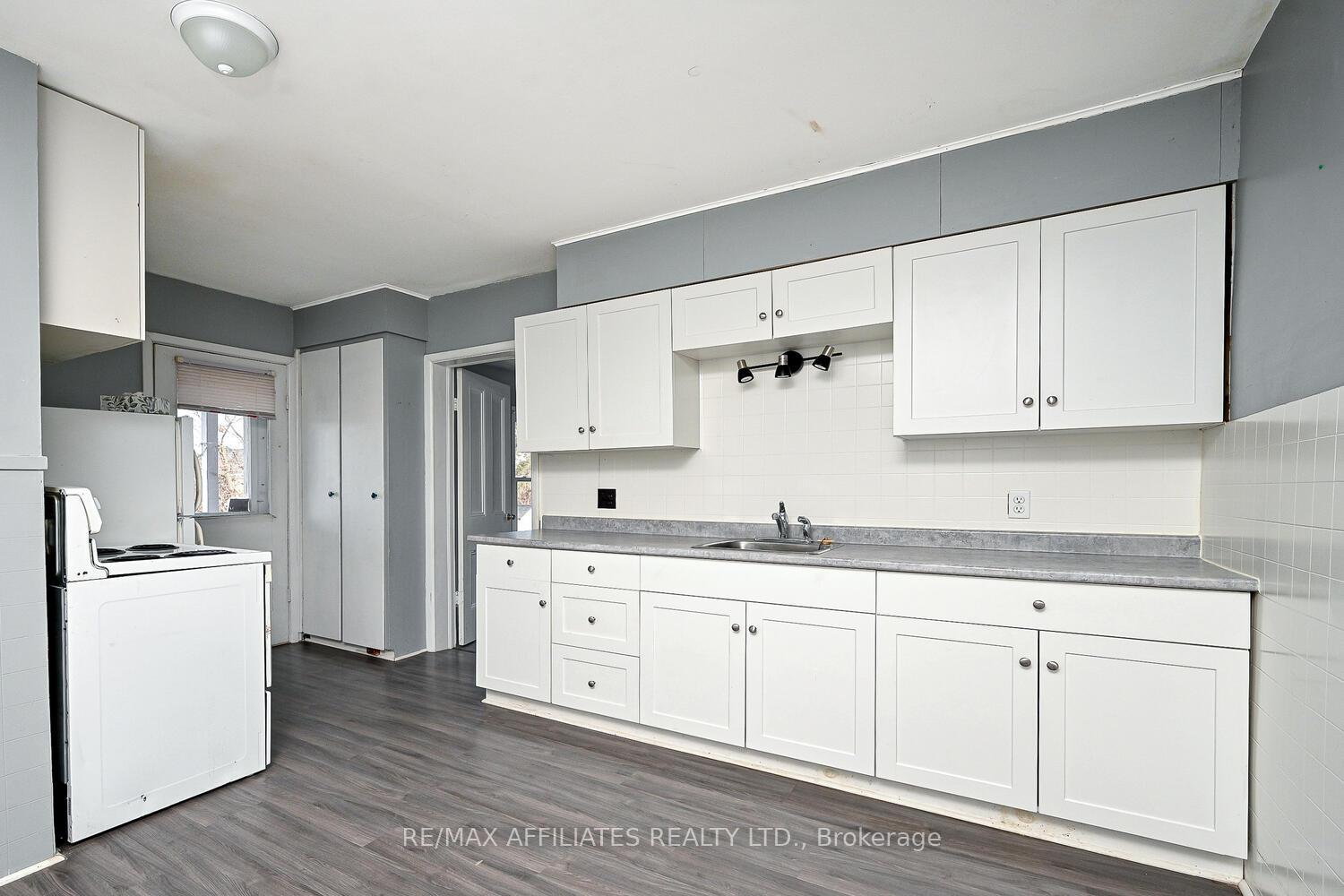 Photo 10 of 160 Chambers Street, Smiths Falls — HOMEH