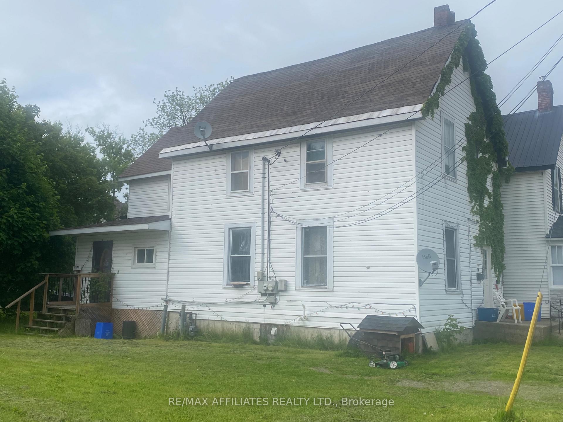 Photo 2 of 14 Lanark Street, Smiths Falls — HOMEH