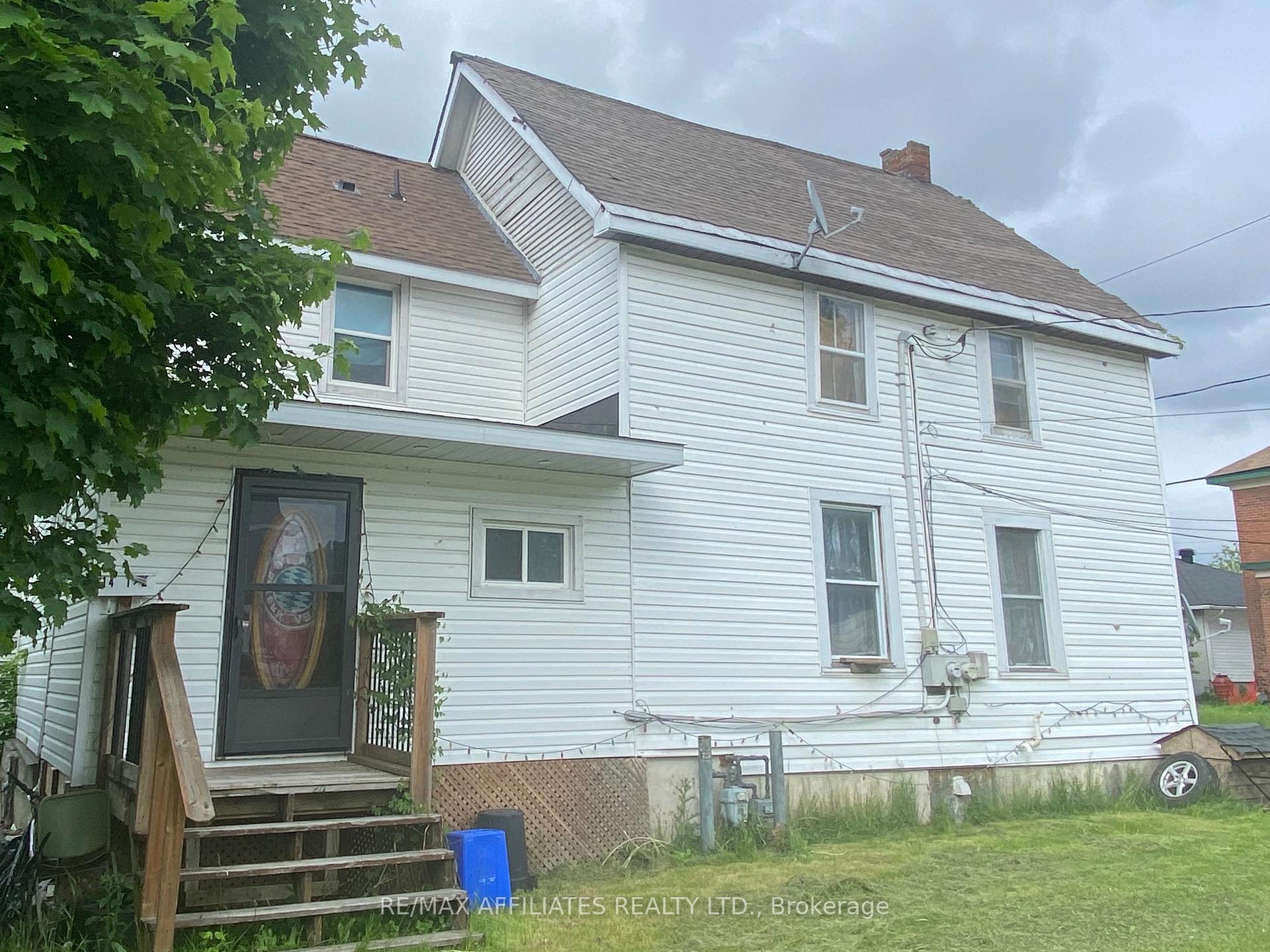 Photo 3 of 14 Lanark Street, Smiths Falls — HOMEH