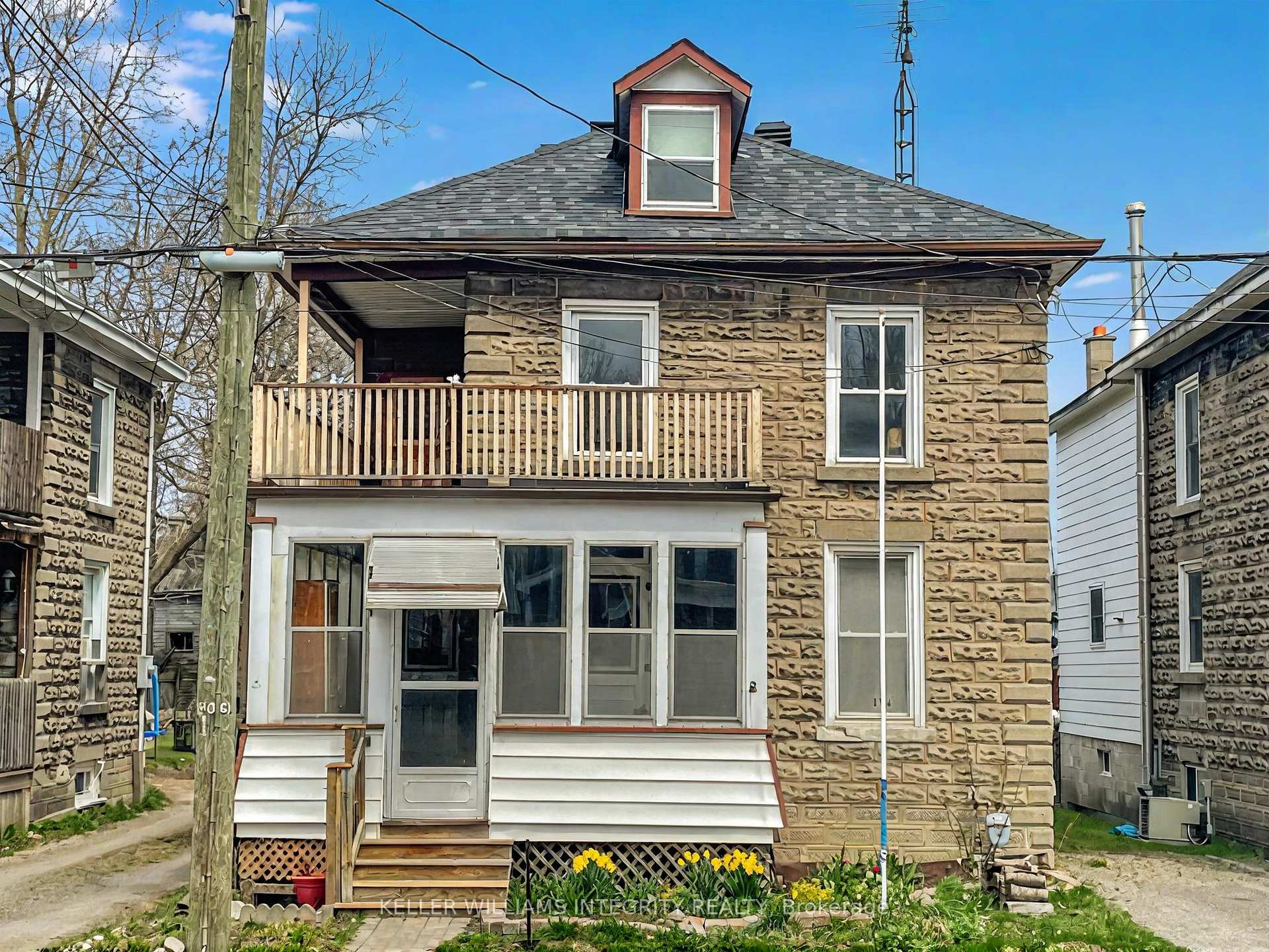 Front of 25 Winnifred Street N