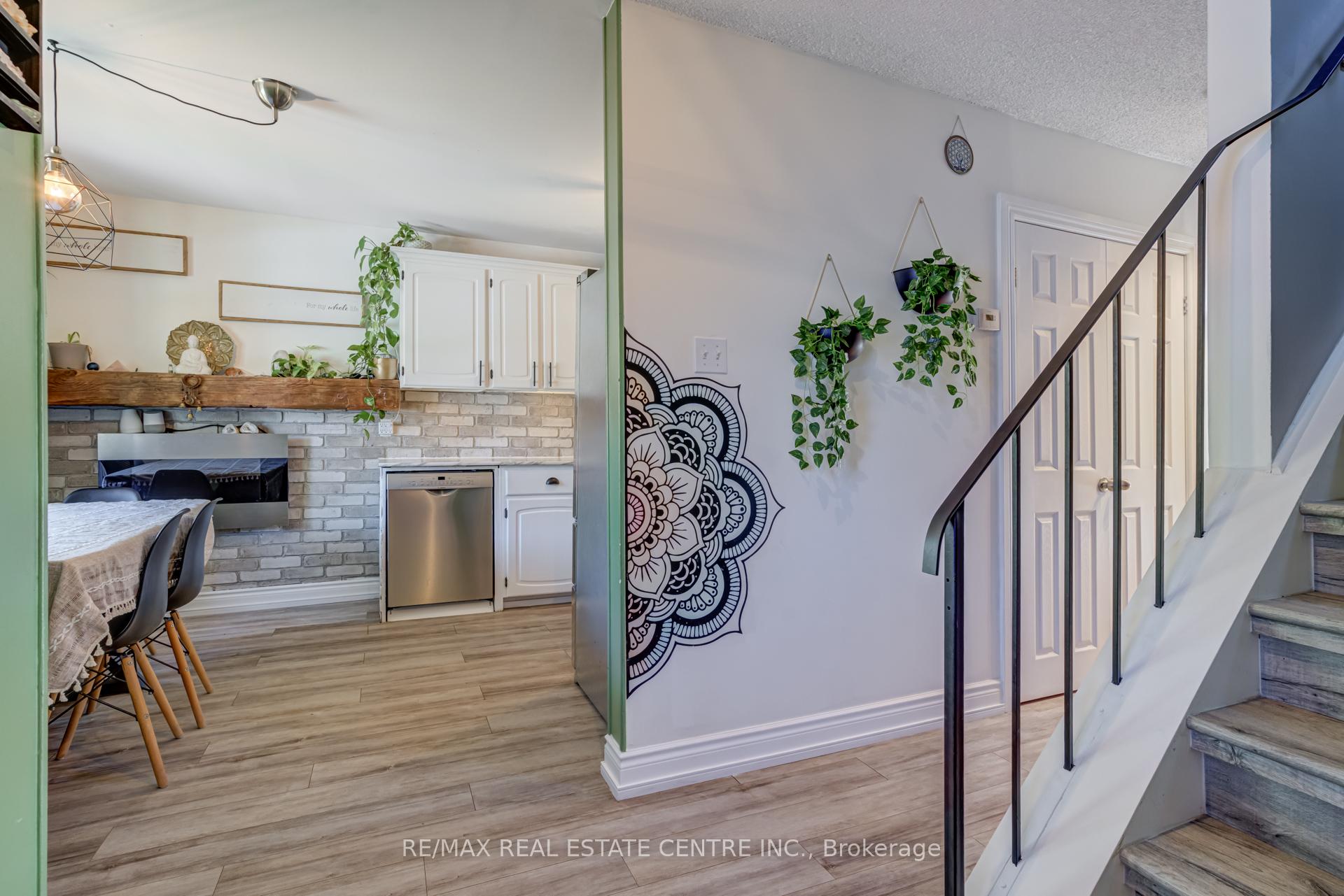 Photo 6 of 521 Pineview Gardens, Shelburne — HOMEH