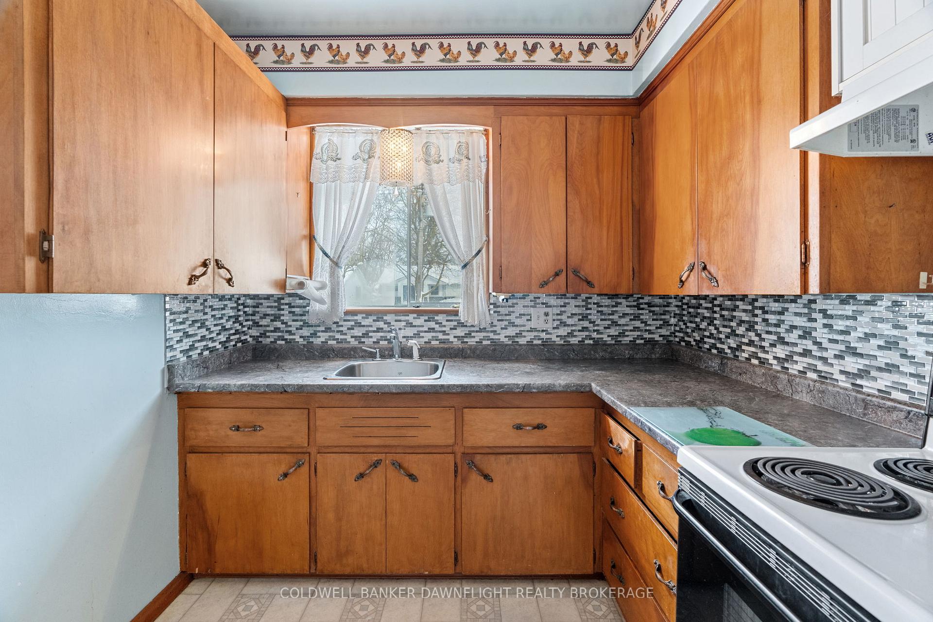 Photo 19 of 121 Victoria Street W, South Huron, Exeter — HOMEH