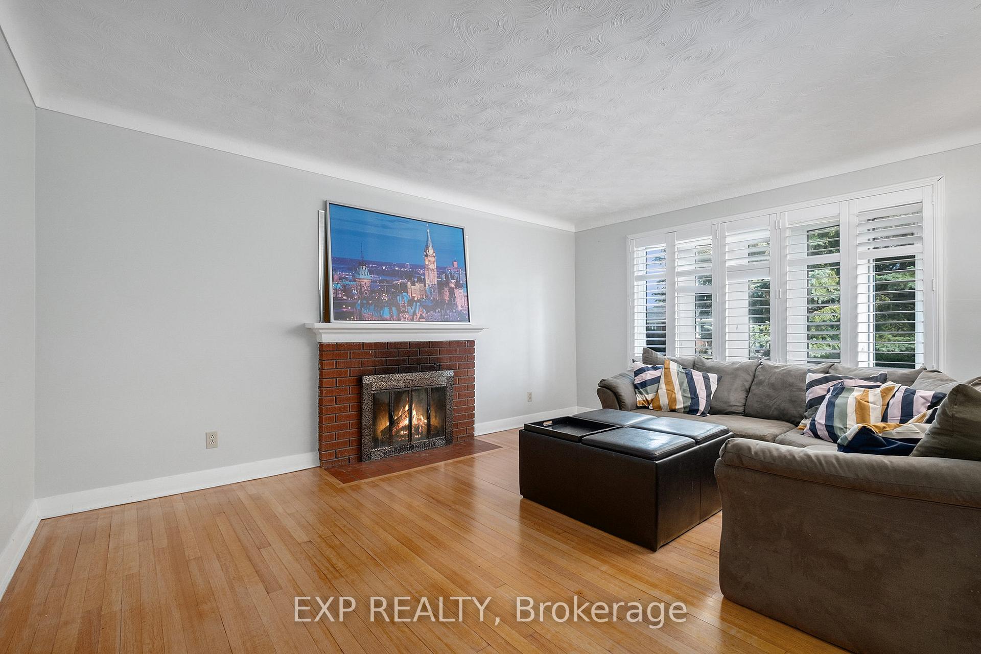 Photo 4 of 28 Roundhay Drive, Ottawa, Manordale — HOMEH