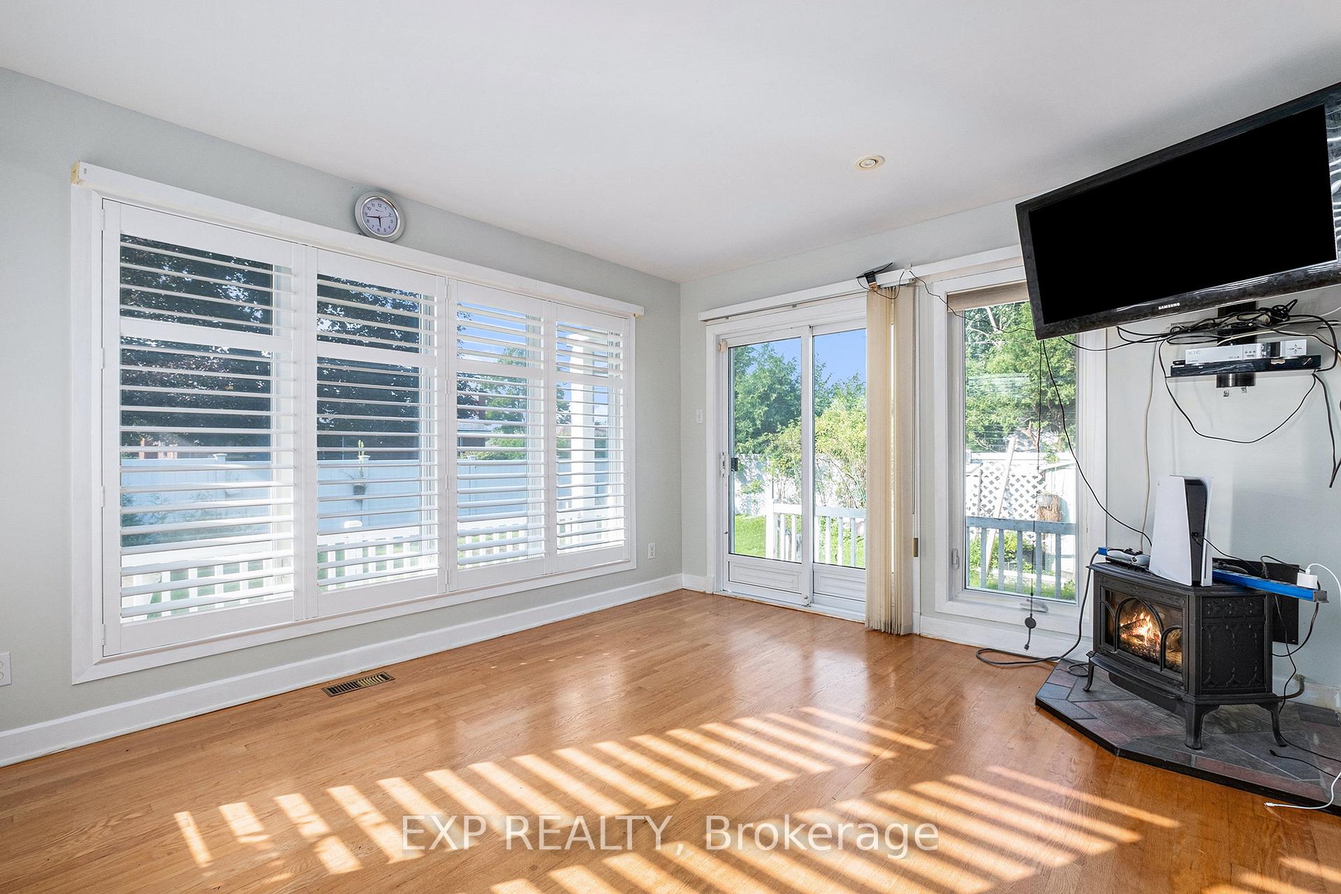 Photo 6 of 28 Roundhay Drive, Ottawa, Manordale — HOMEH
