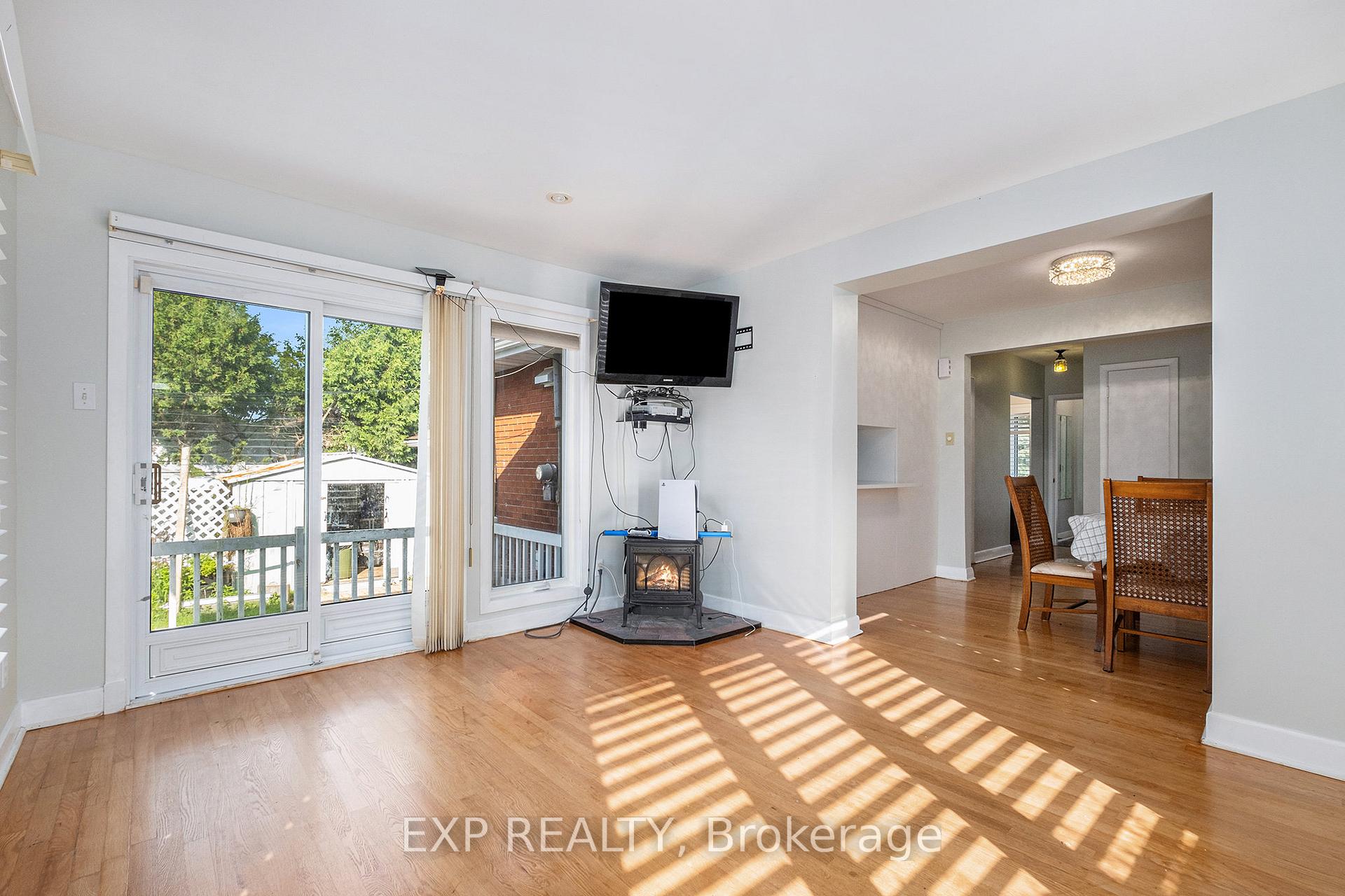 Photo 7 of 28 Roundhay Drive, Ottawa, Manordale — HOMEH