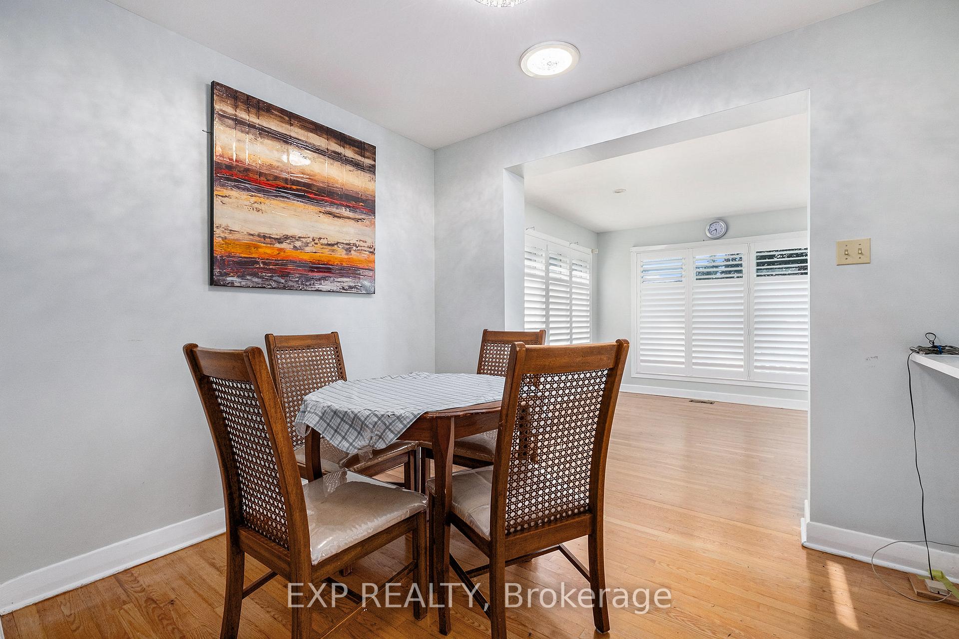 Photo 8 of 28 Roundhay Drive, Ottawa, Manordale — HOMEH