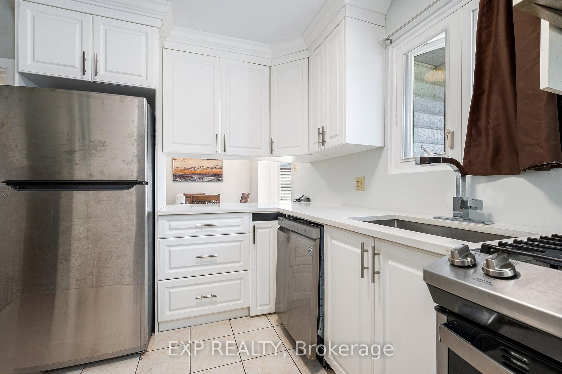 Photo 9 of 28 Roundhay Drive, Ottawa, Manordale — HOMEH