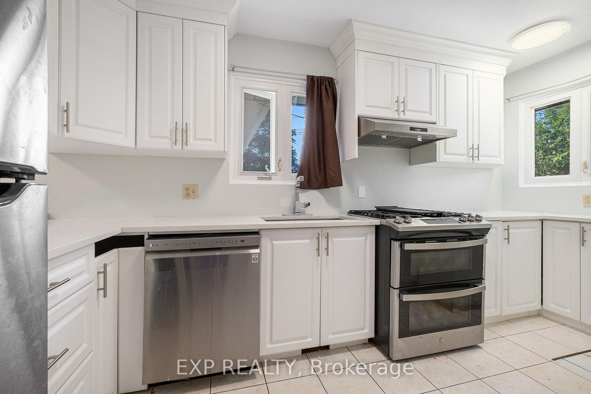 Photo 10 of 28 Roundhay Drive, Ottawa, Manordale — HOMEH