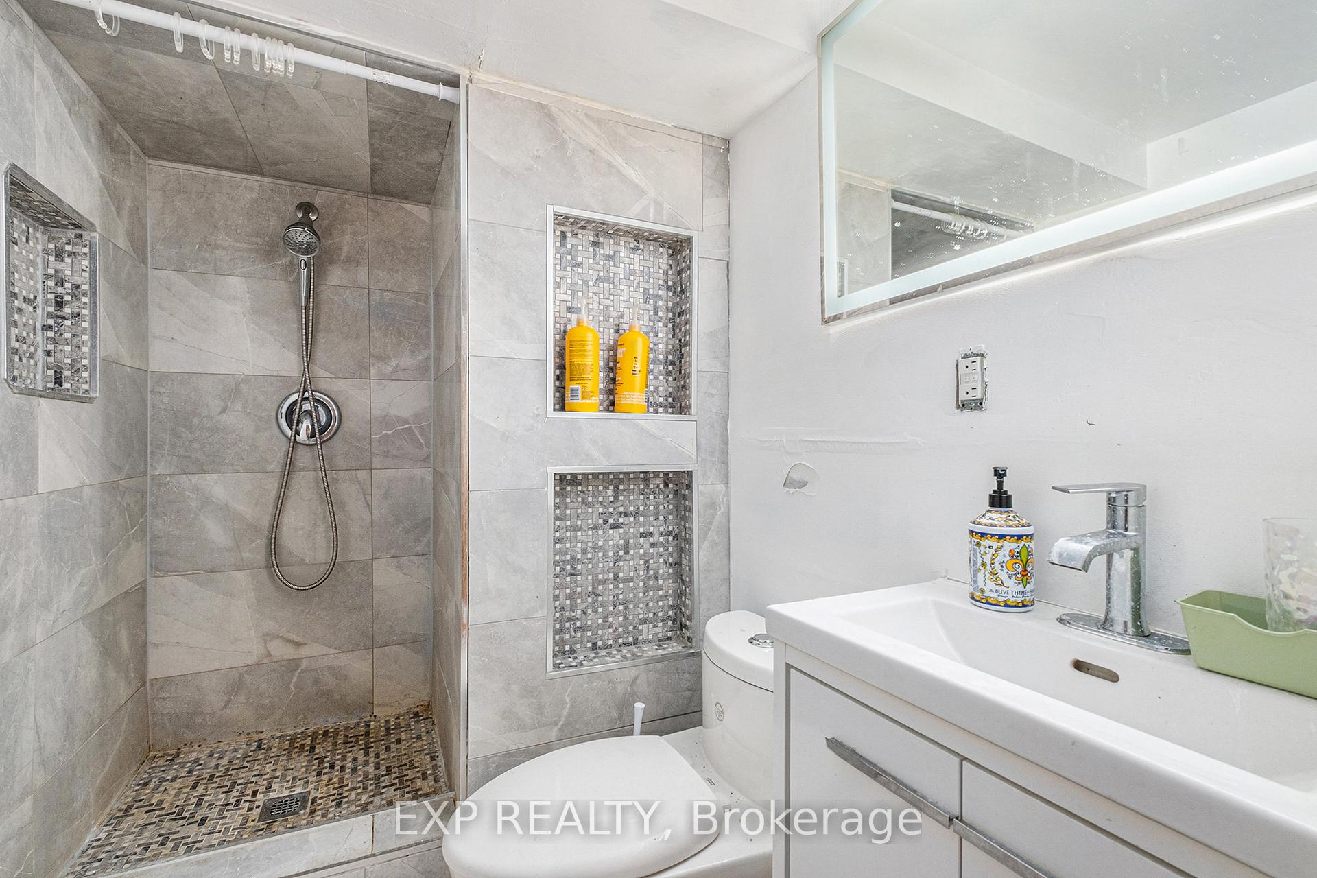Photo 12 of 28 Roundhay Drive, Ottawa, Manordale — HOMEH