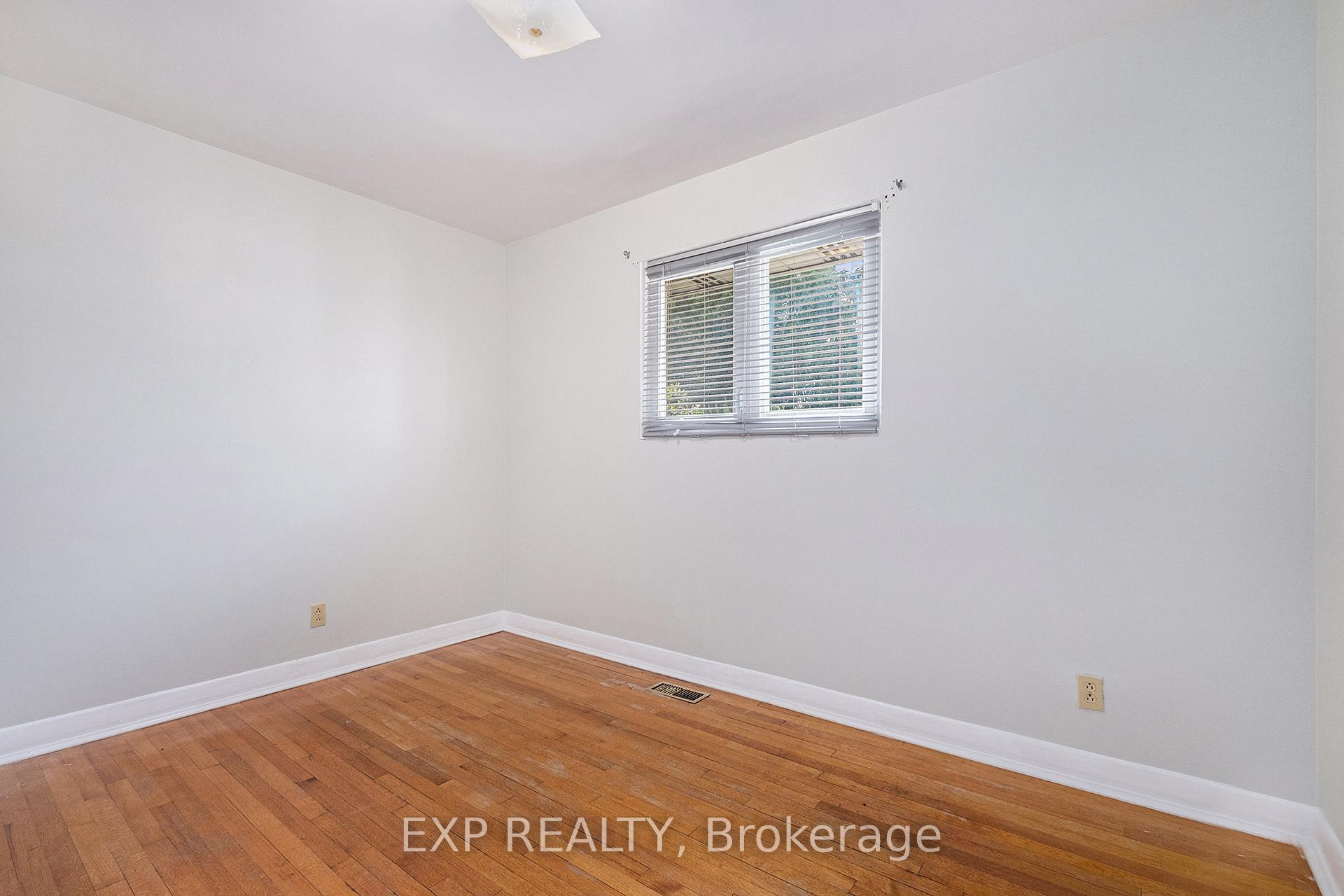 Photo 13 of 28 Roundhay Drive, Ottawa, Manordale — HOMEH