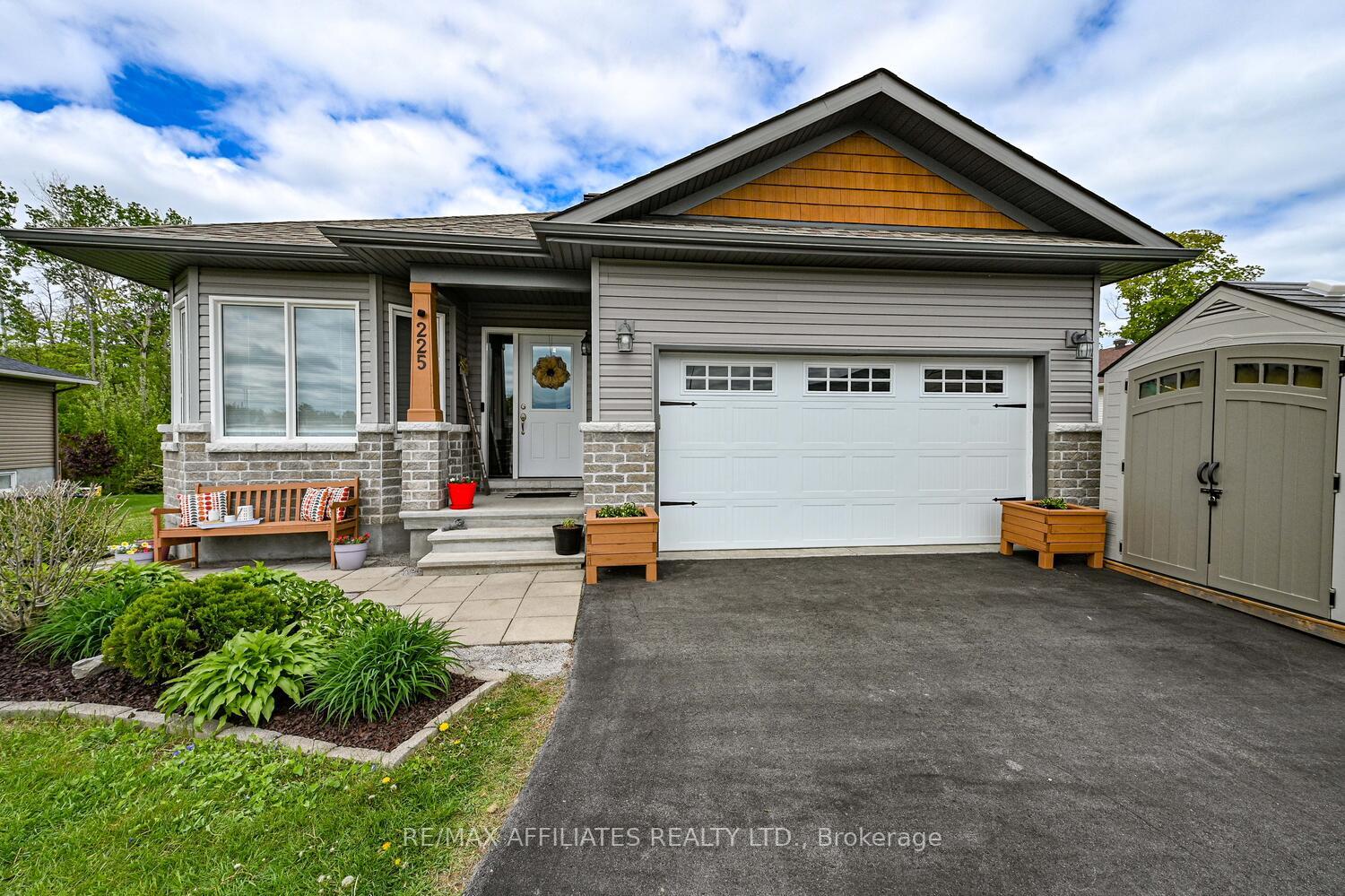 Photo 2 of 225 Wood Avenue, Smiths Falls — HOMEH