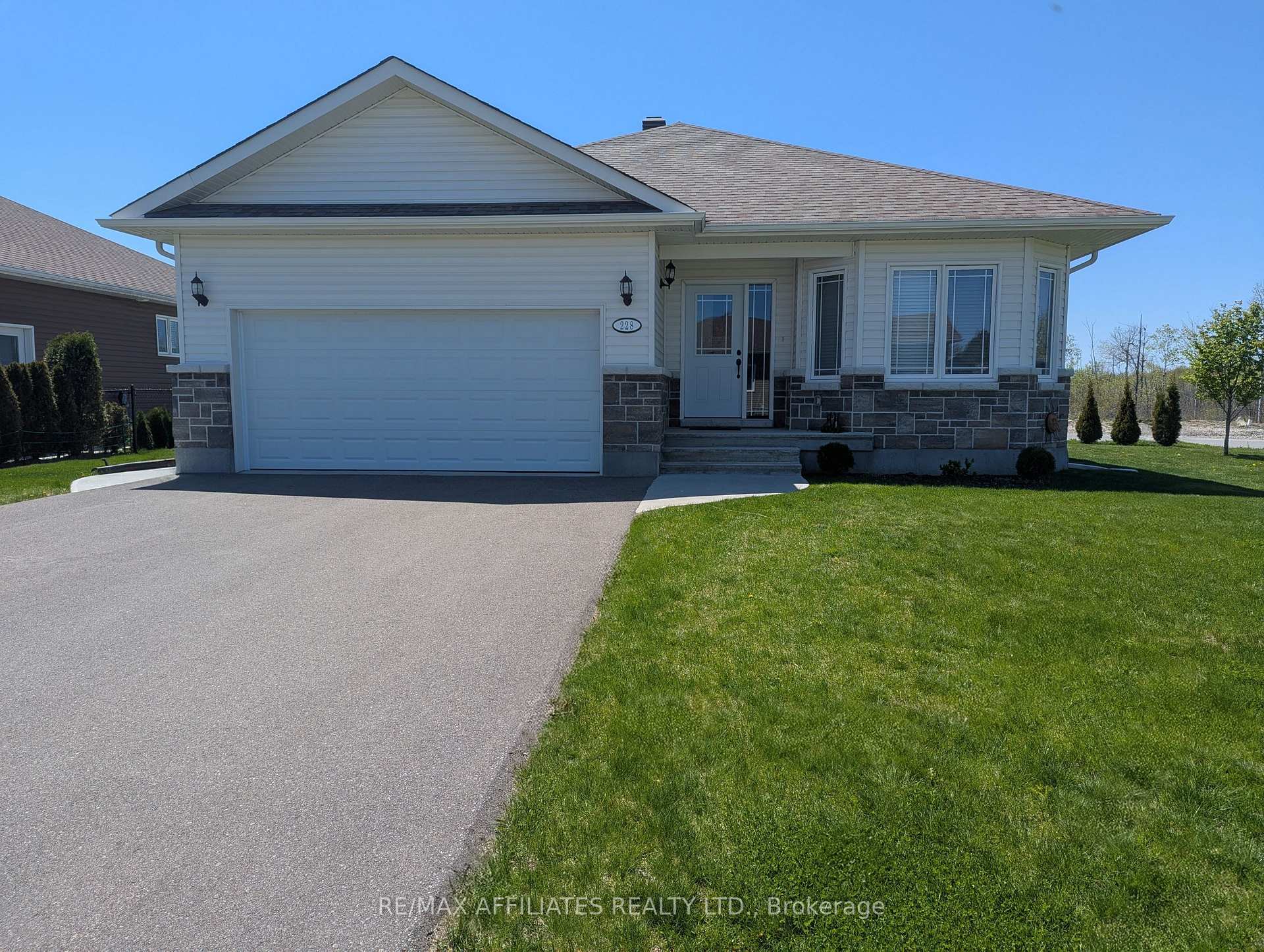 Photo 2 of 228 Wood Avenue, Smiths Falls — HOMEH