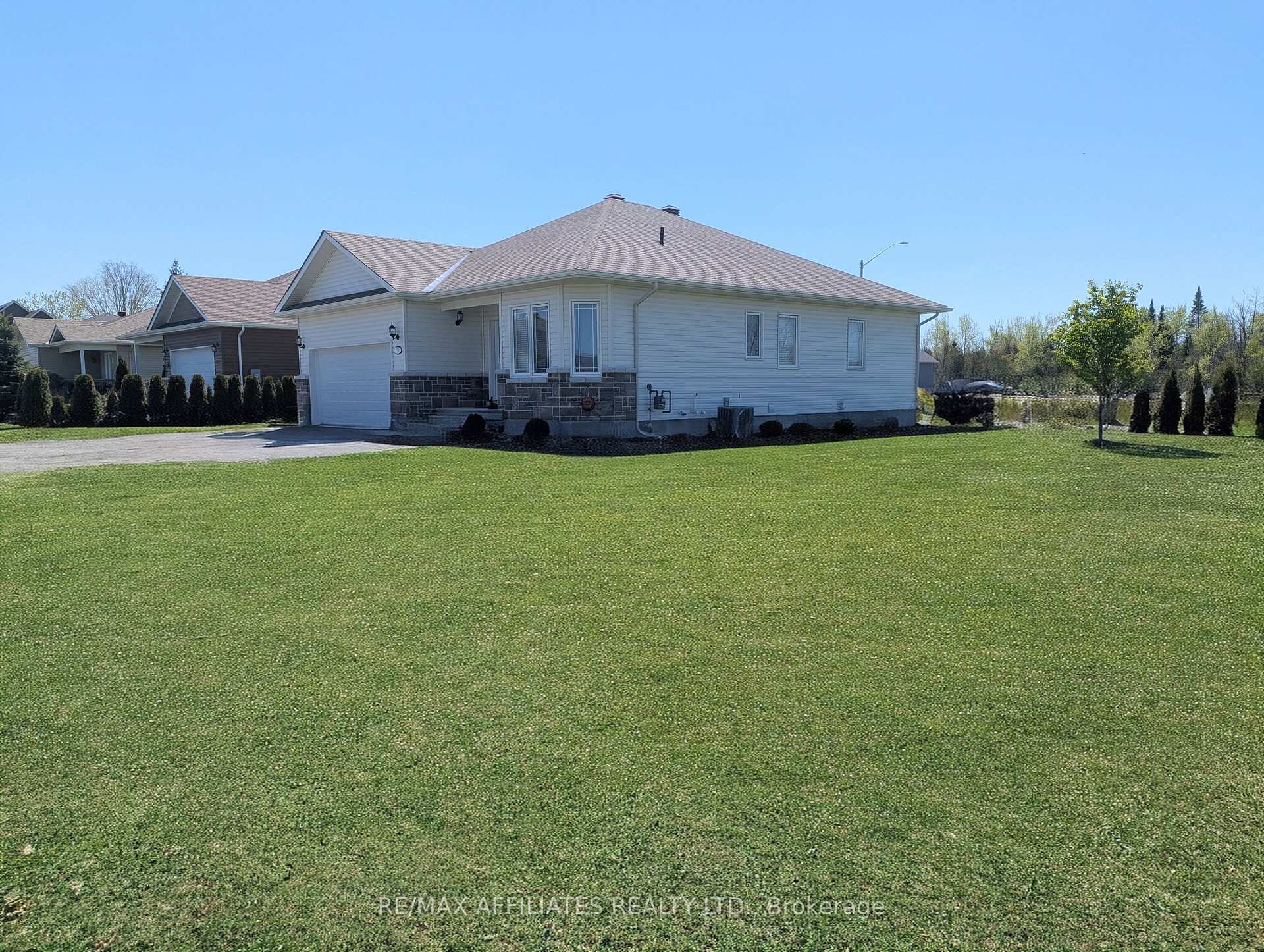 Photo 3 of 228 Wood Avenue, Smiths Falls — HOMEH