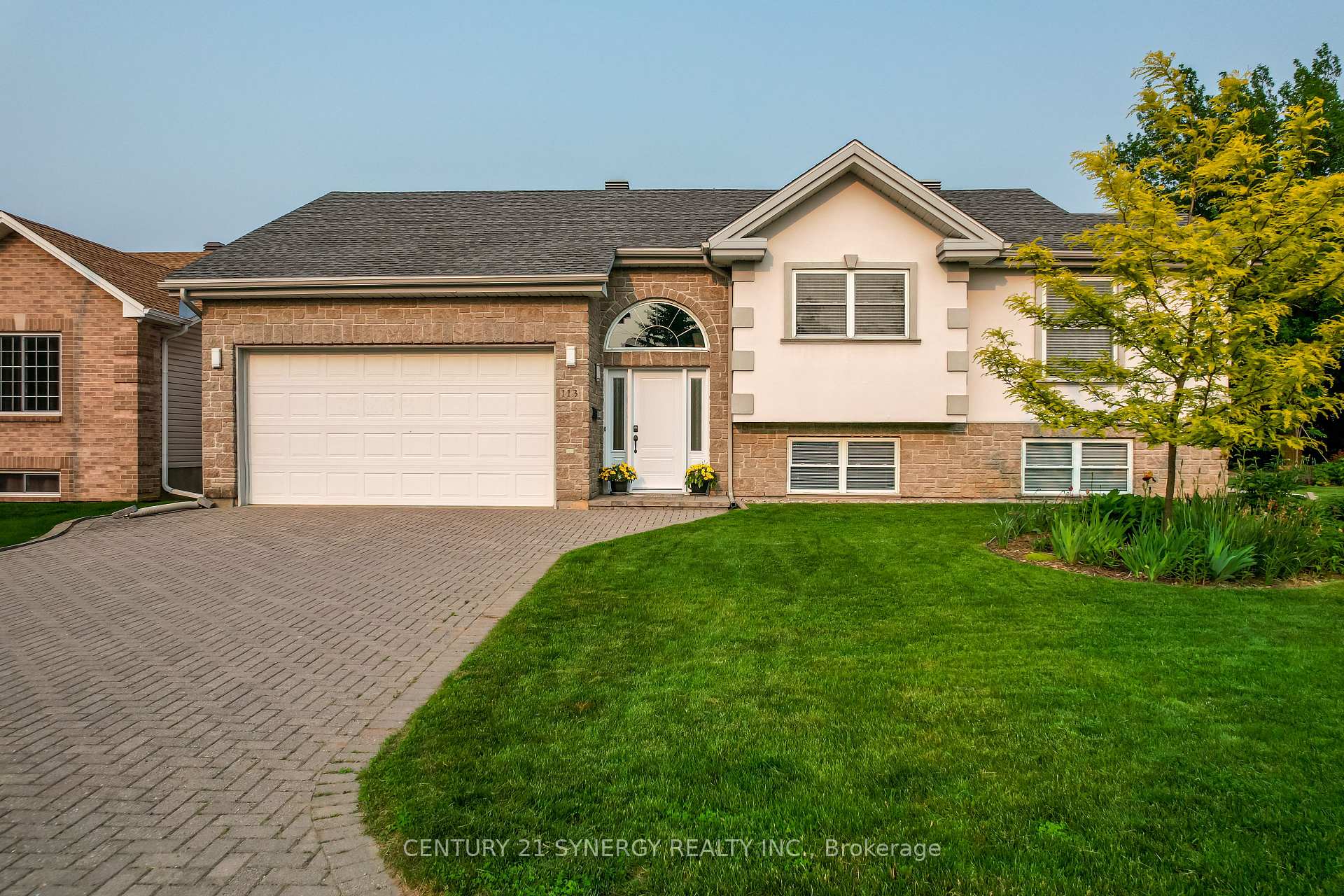 Photo 2 of 113 Merrick Street, Smiths Falls — HOMEH