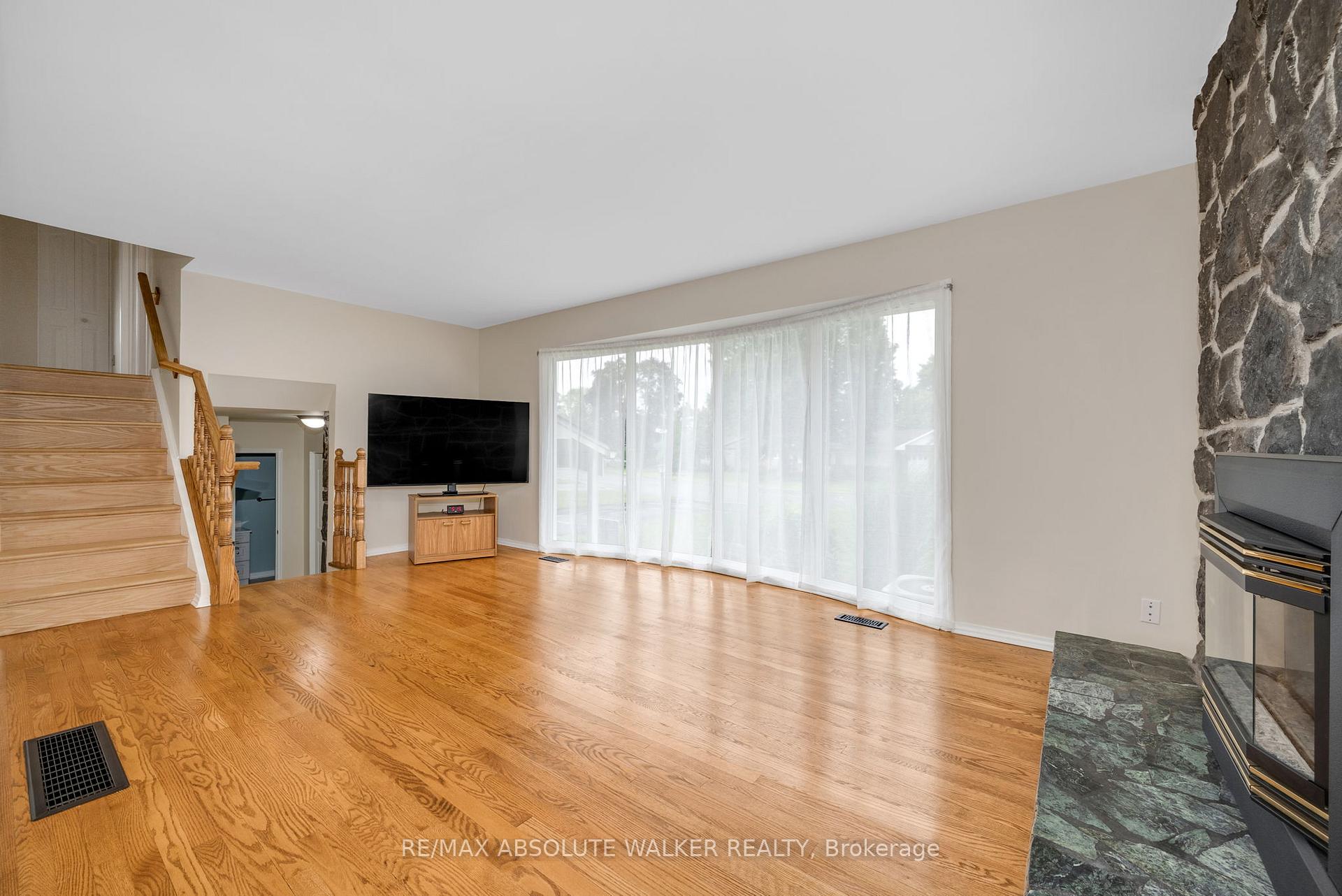 Photo 7 of 56 Millford Avenue, Ottawa, Manordale — HOMEH