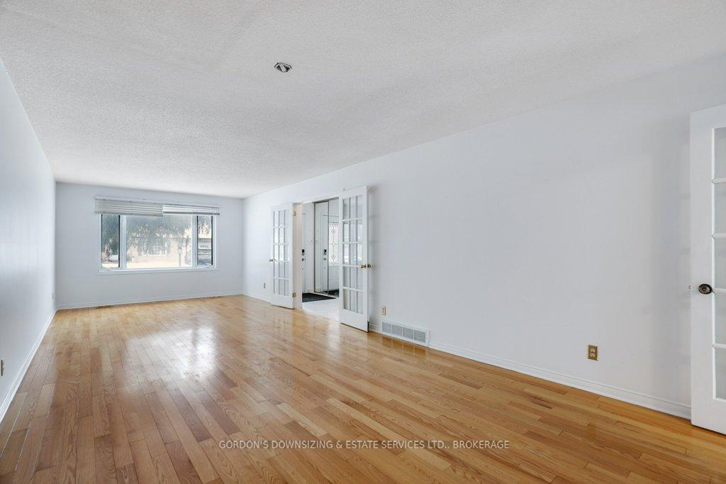 Photo 6 of 30 Ardell Grove, Ottawa, Craig Henry/Woodvale — HOMEH