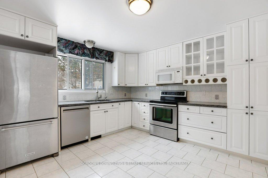 Photo 13 of 30 Ardell Grove, Ottawa, Craig Henry/Woodvale — HOMEH