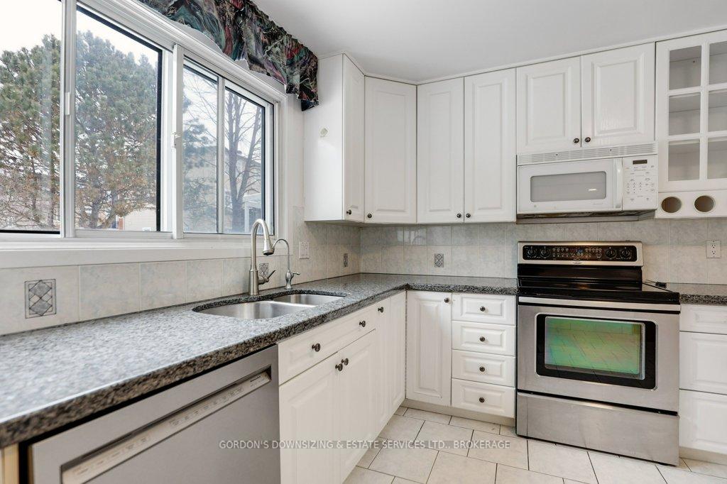 Photo 15 of 30 Ardell Grove, Ottawa, Craig Henry/Woodvale — HOMEH